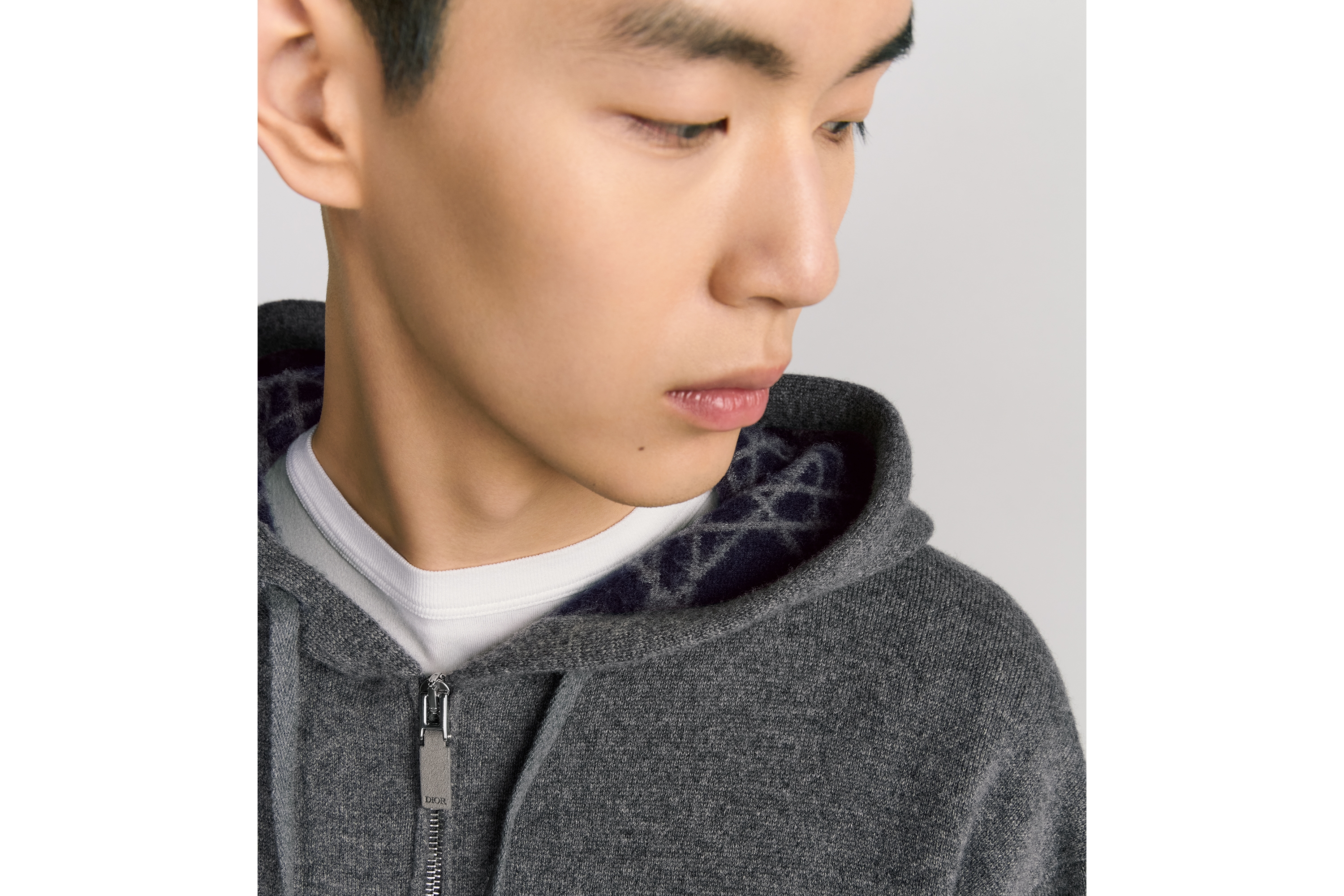 look_image_alt_prefix Dior Icons 连帽运动衫 灰色双面山羊绒面料 E10