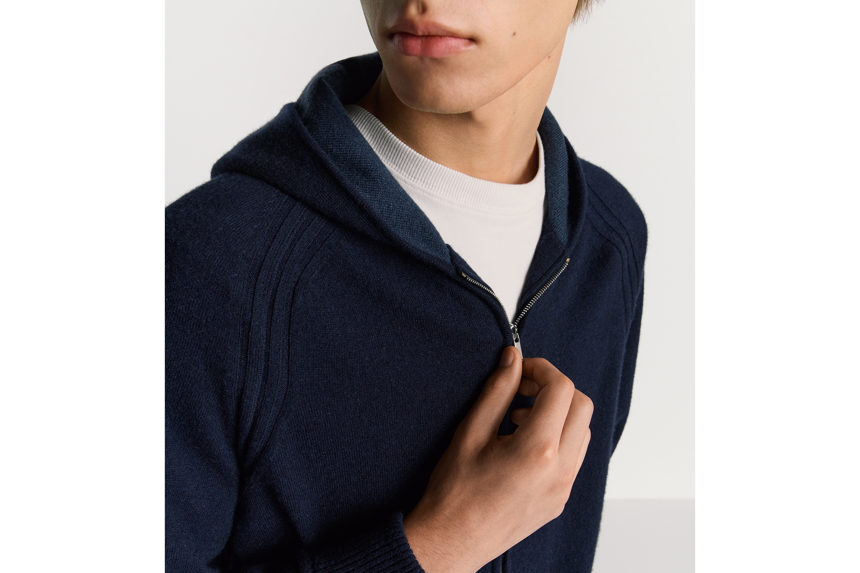 look_image_alt_prefix Dior Icons 连帽运动衫 海军蓝色山羊绒平纹针织面料 E04