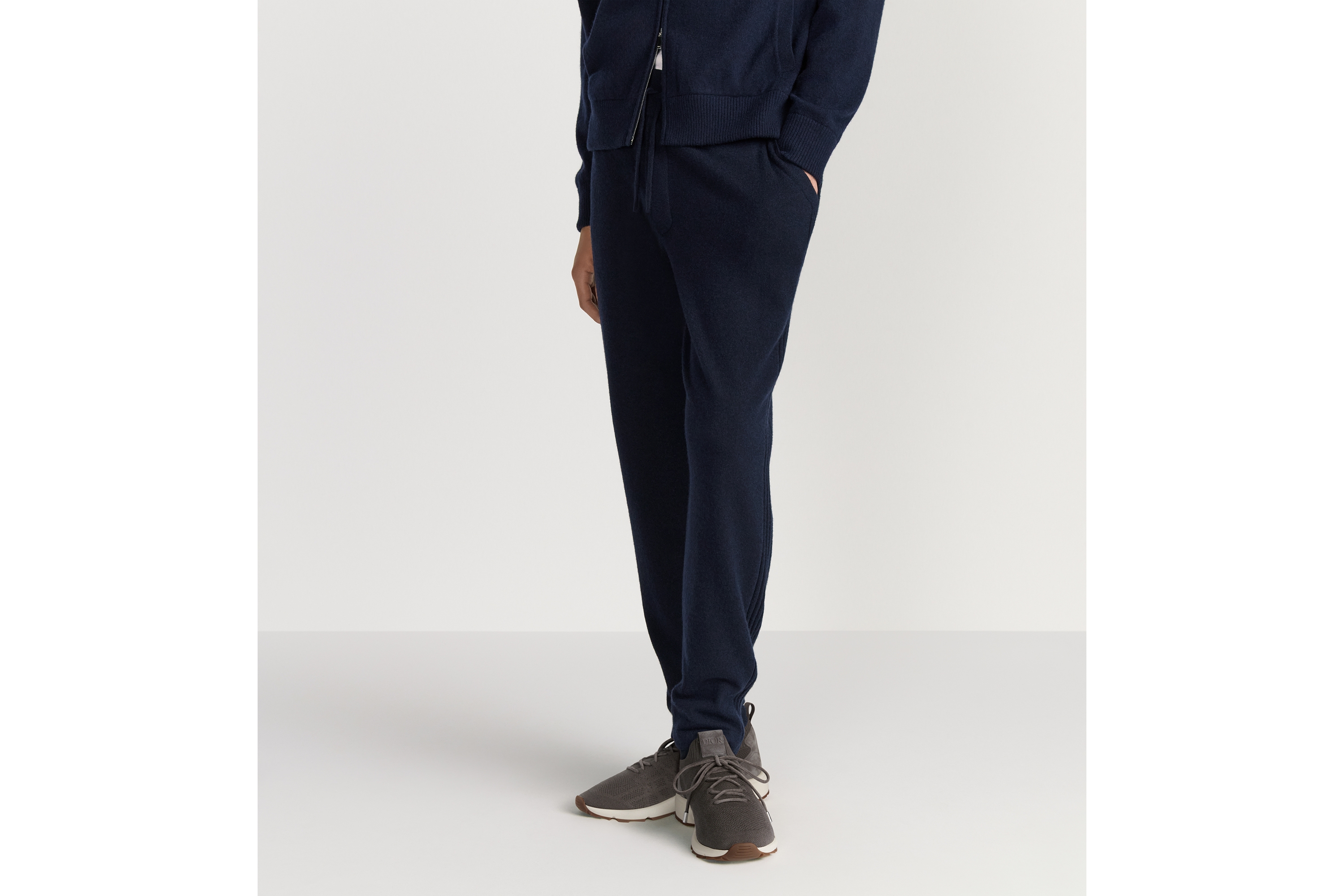 look_image_alt_prefix Dior Icons 运动长裤 海军蓝色山羊绒平纹针织面料 E13