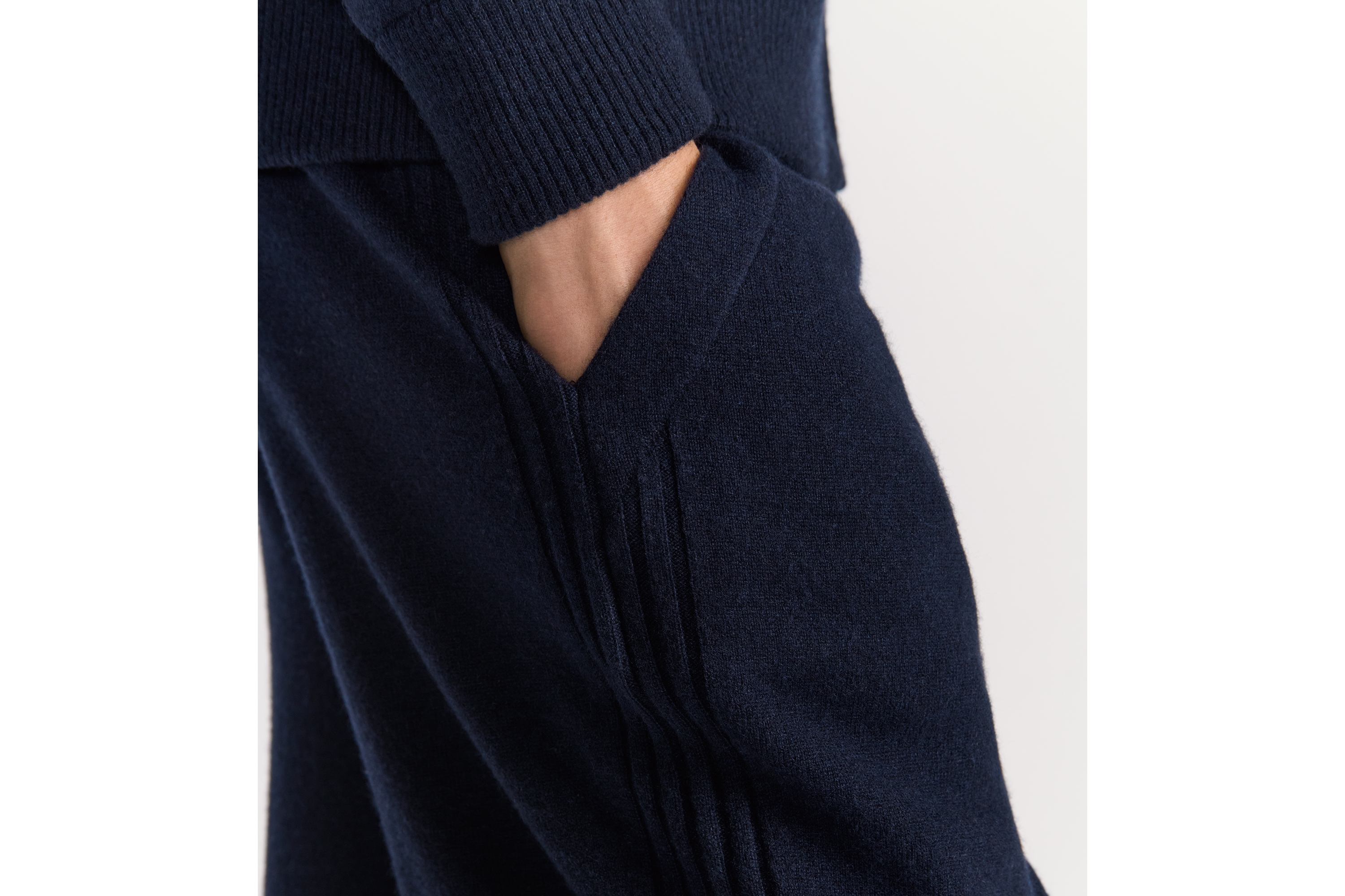 look_image_alt_prefix Dior Icons 运动长裤 海军蓝色山羊绒平纹针织面料 E16