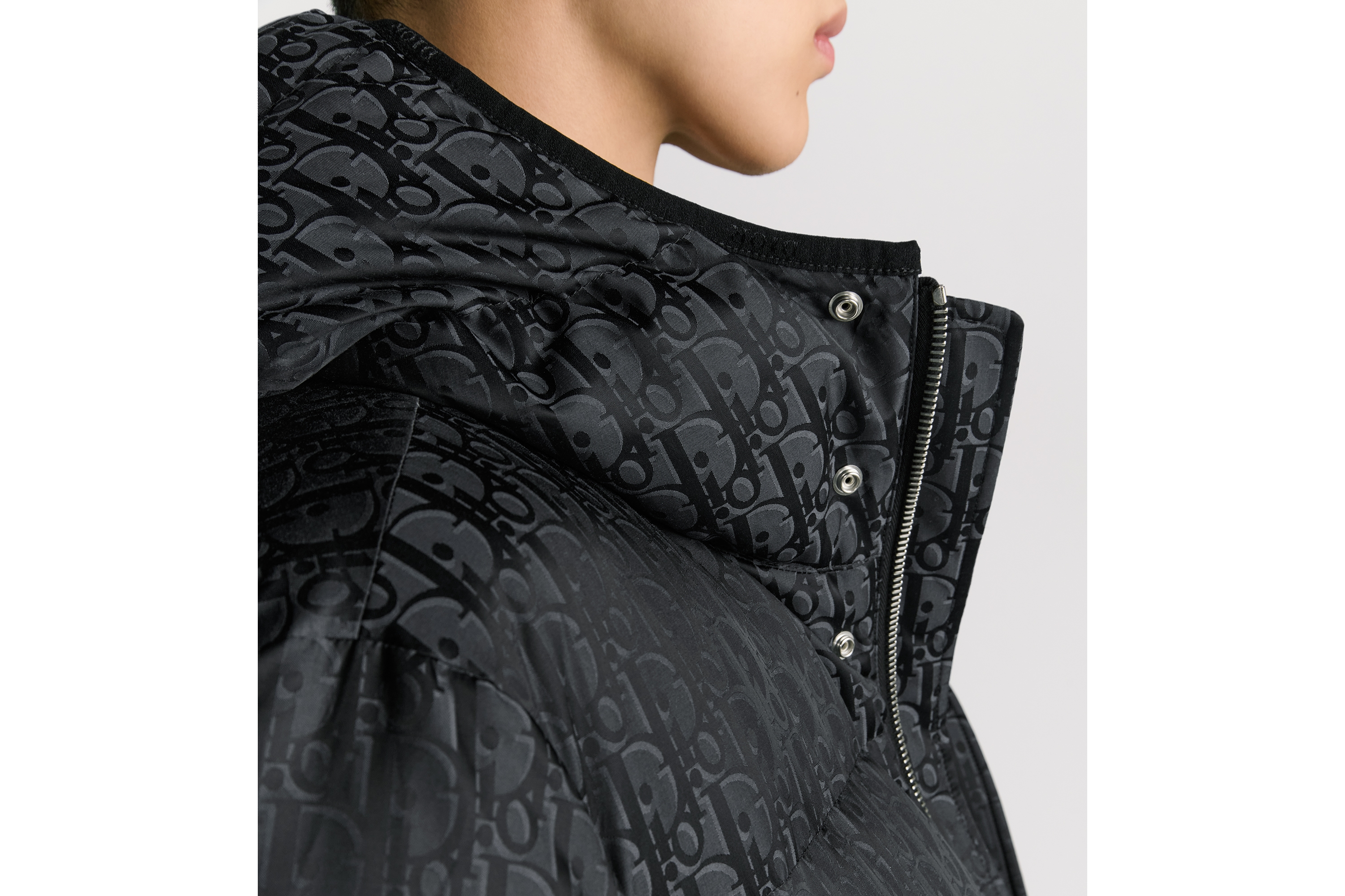 look_image_alt_prefix 连帽绗缝羽绒夹克 黑色棉质混纺面料 Oblique 印花 E04