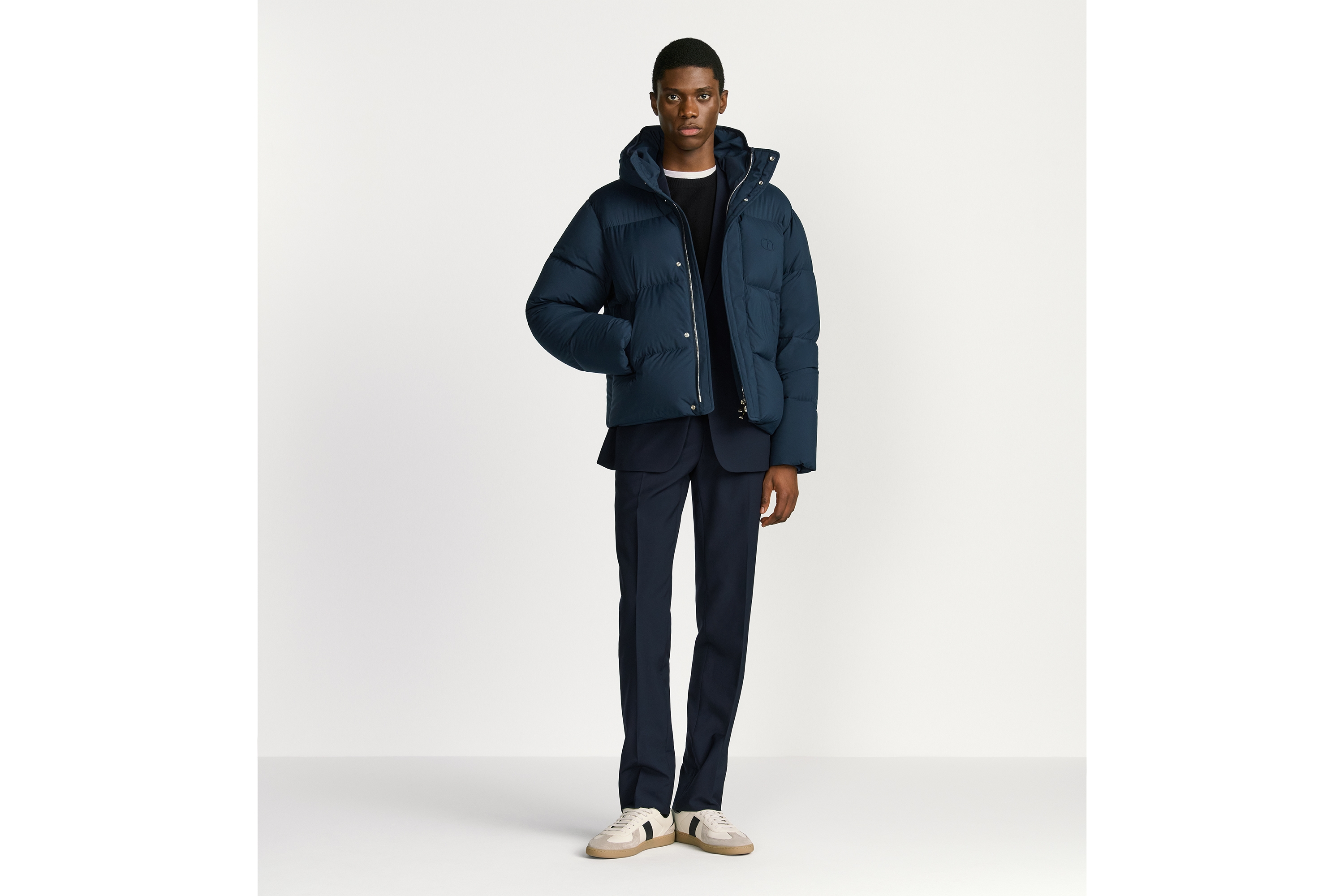 look_image_alt_prefix 连帽绗缝羽绒夹克 蓝色科技面料 CD Icon 刺绣 E02