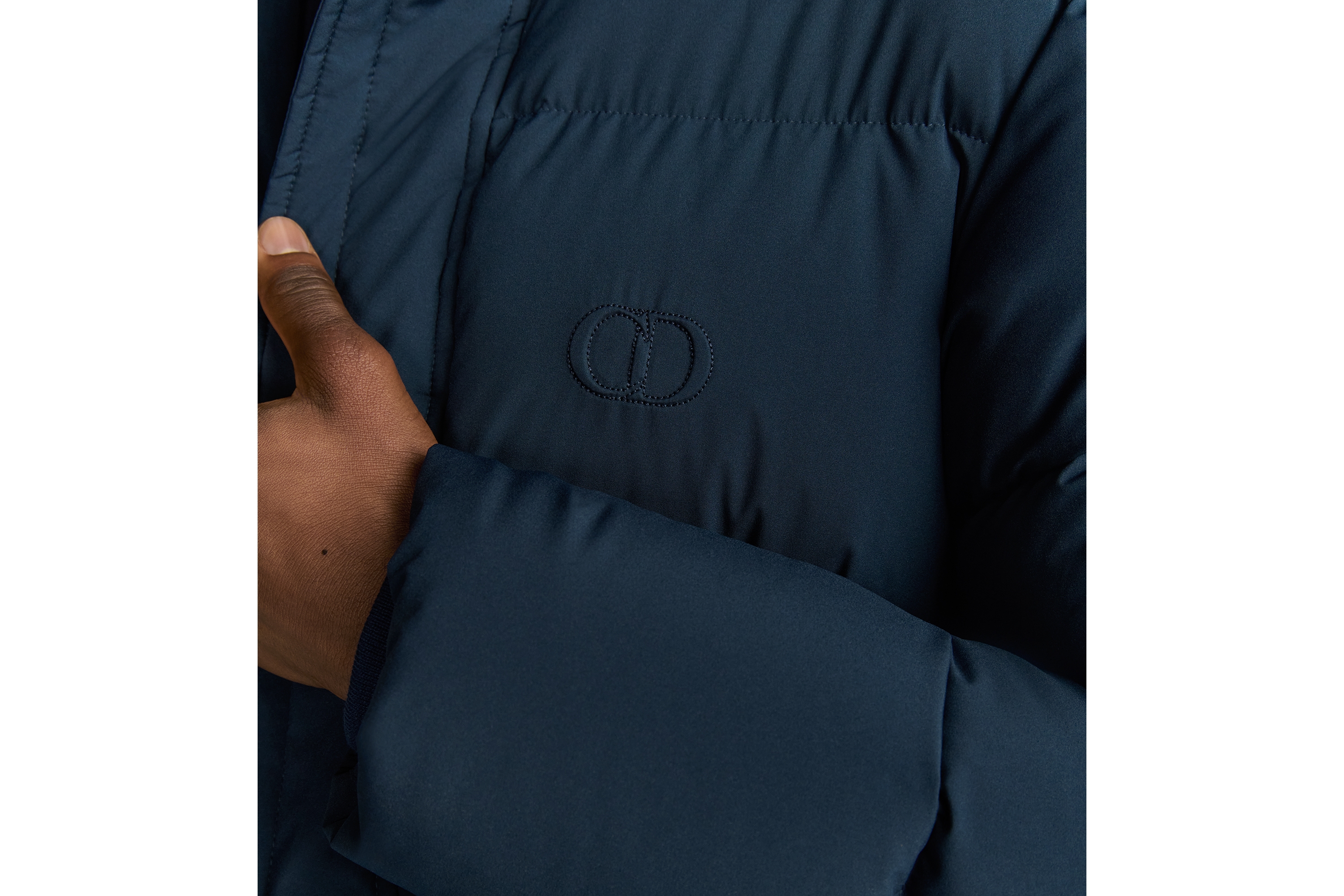 look_image_alt_prefix 连帽绗缝羽绒夹克 蓝色科技面料 CD Icon 刺绣 E04