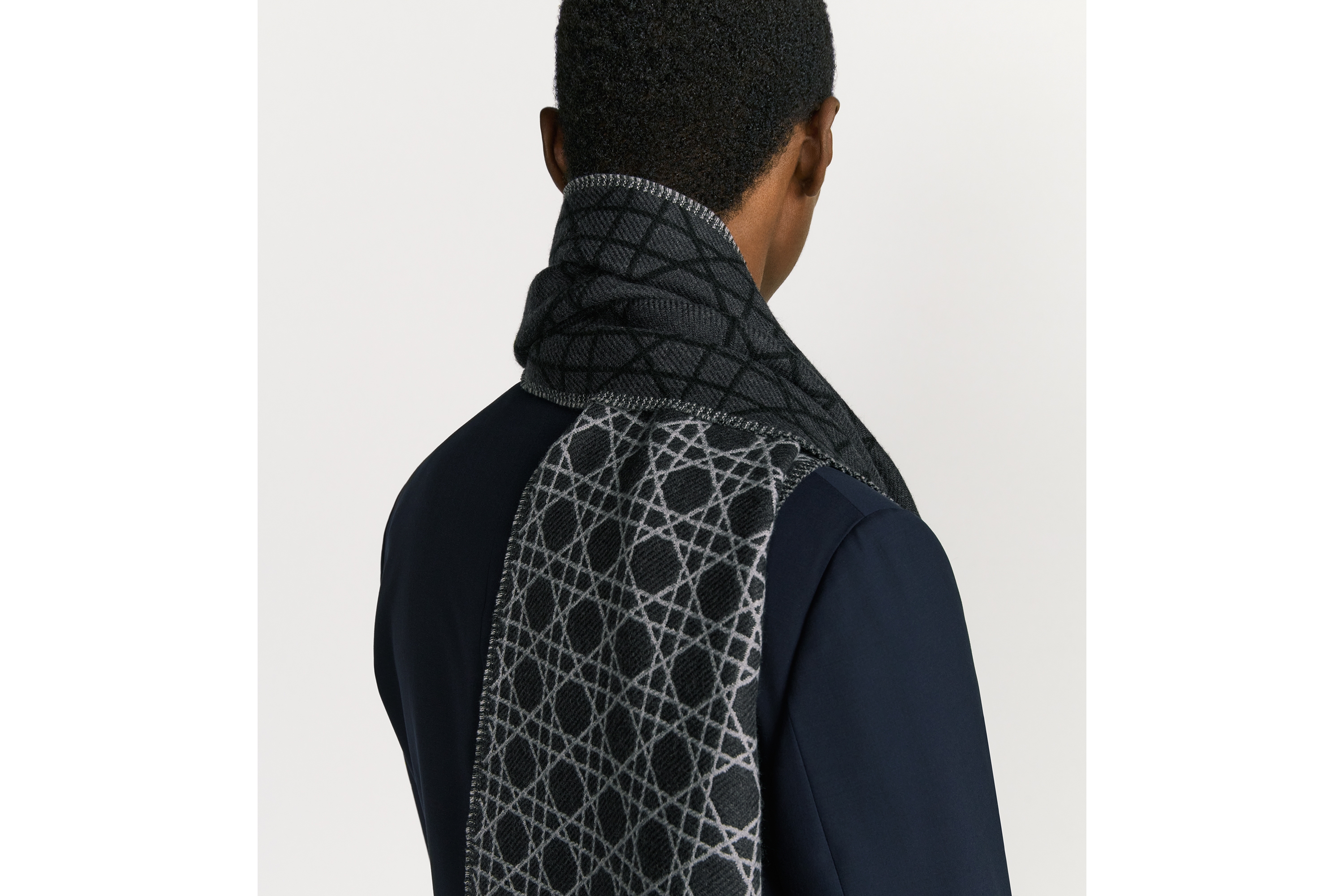 look_image_alt_prefix 围巾 黑色、煤灰色和灰色绵羊毛面料藤格纹条纹图案 E33