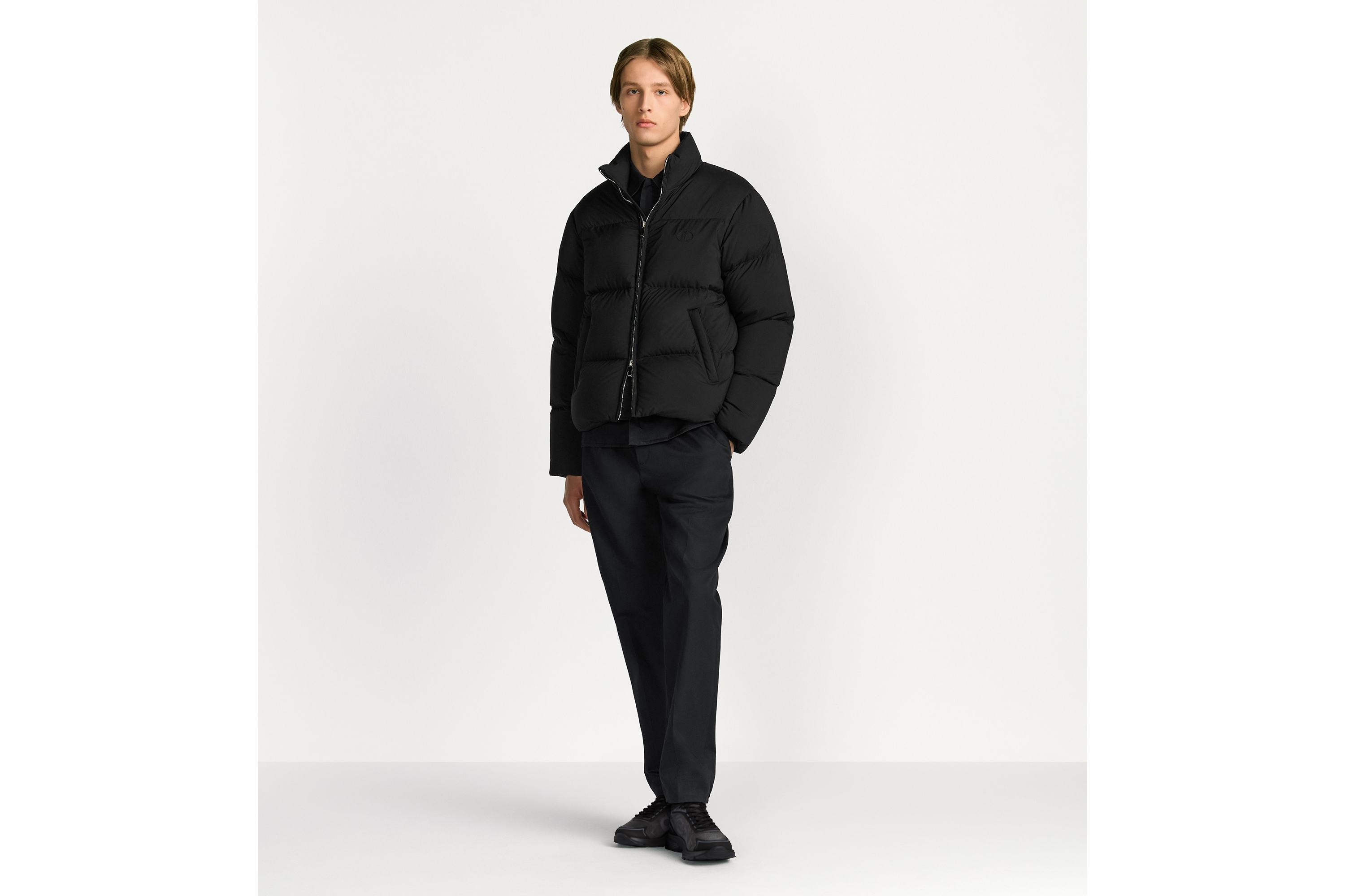 look_image_alt_prefix 羽绒夹克 黑色科技面料 CD Icon 刺绣 E02