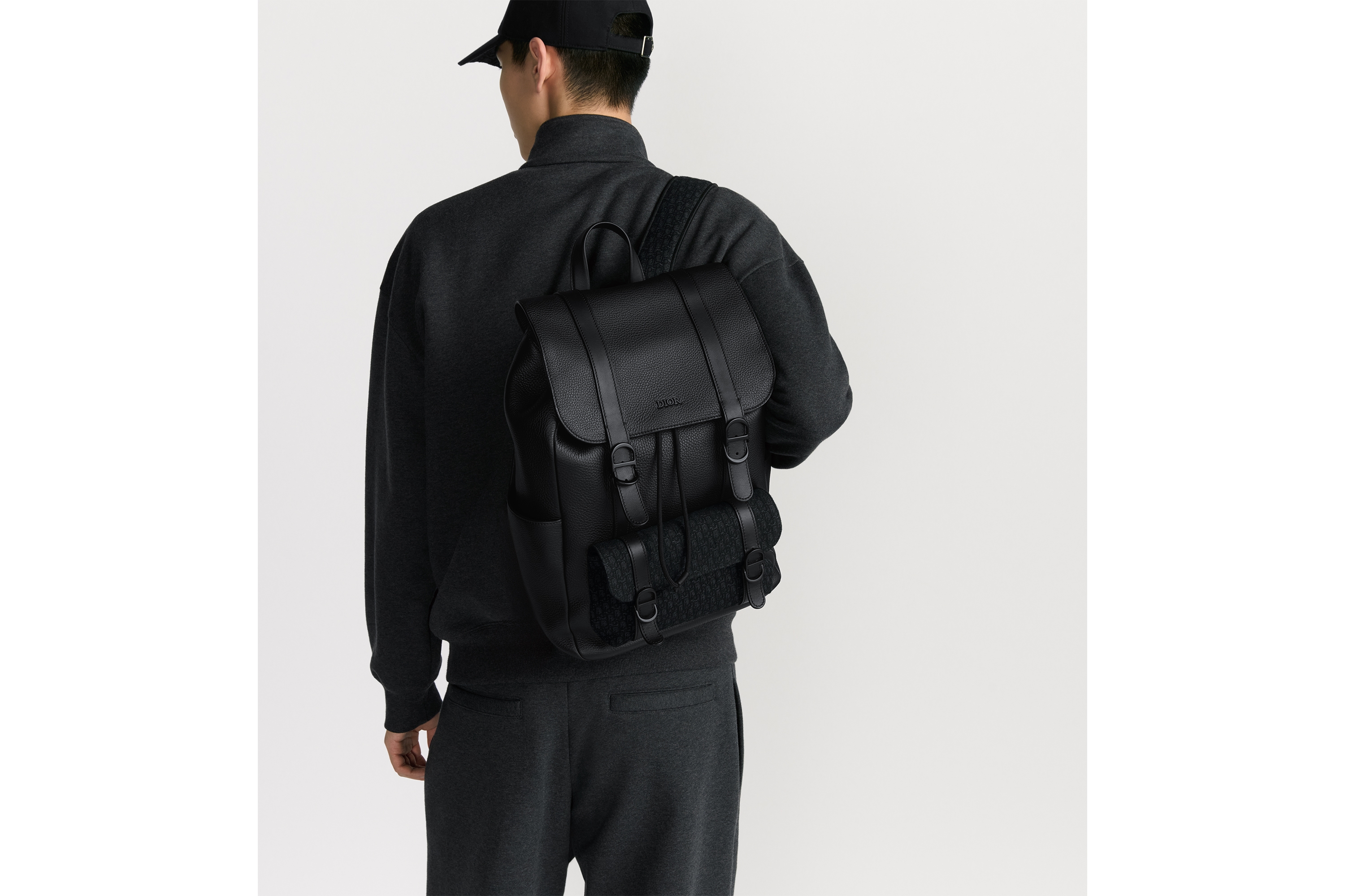 Dior Daily 翻盖双肩背包 黑色粒面牛皮革、黑色柔软粒面牛皮革和黑色超迷你 Oblique 印花面料 E19