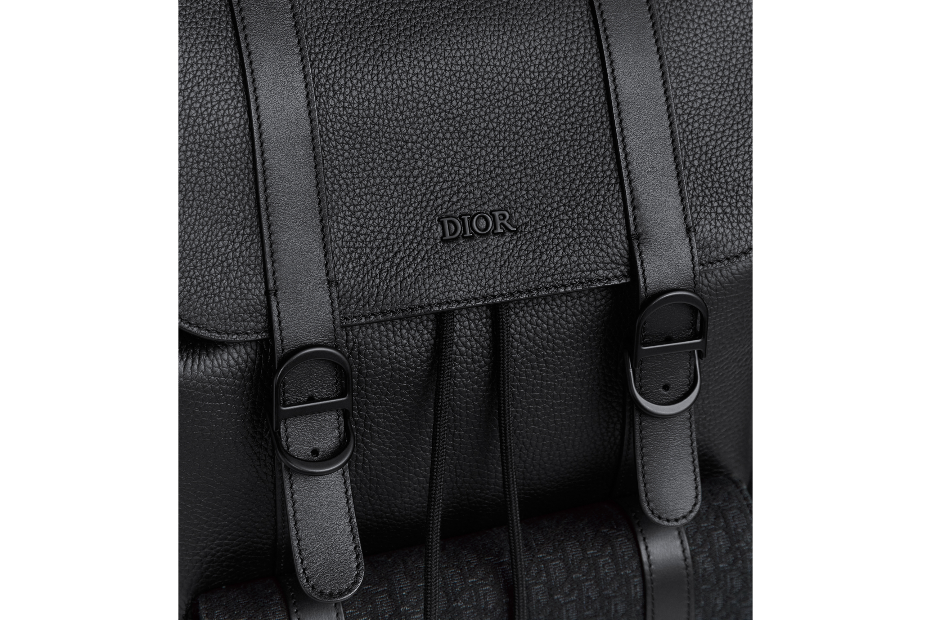 look_image_alt_prefix Dior Daily 翻盖双肩背包 黑色粒面牛皮革、黑色柔软粒面牛皮革和黑色超迷你 Oblique 印花面料 E20