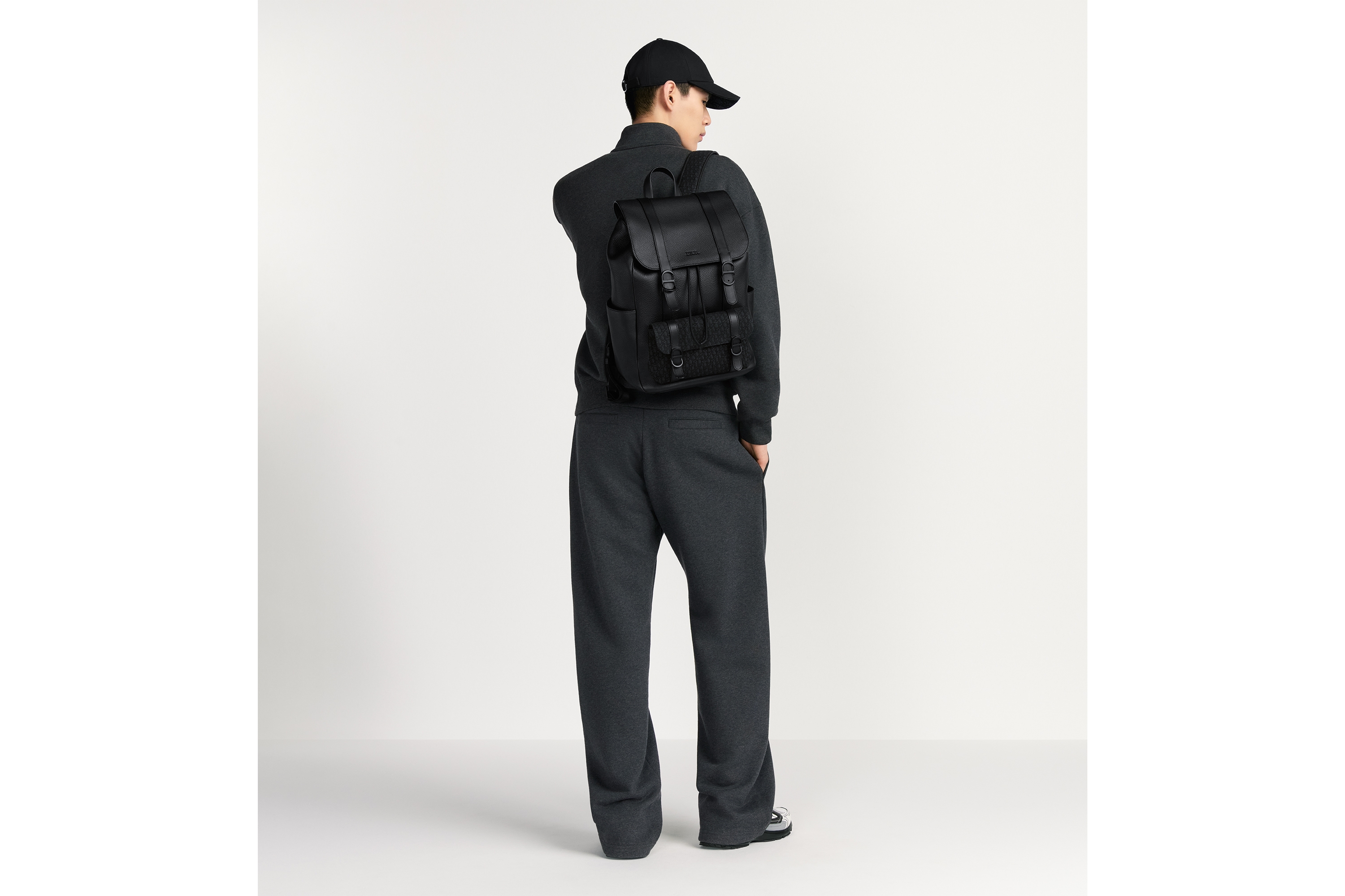 look_image_alt_prefix Dior Daily 翻盖双肩背包 黑色粒面牛皮革、黑色柔软粒面牛皮革和黑色超迷你 Oblique 印花面料 E21