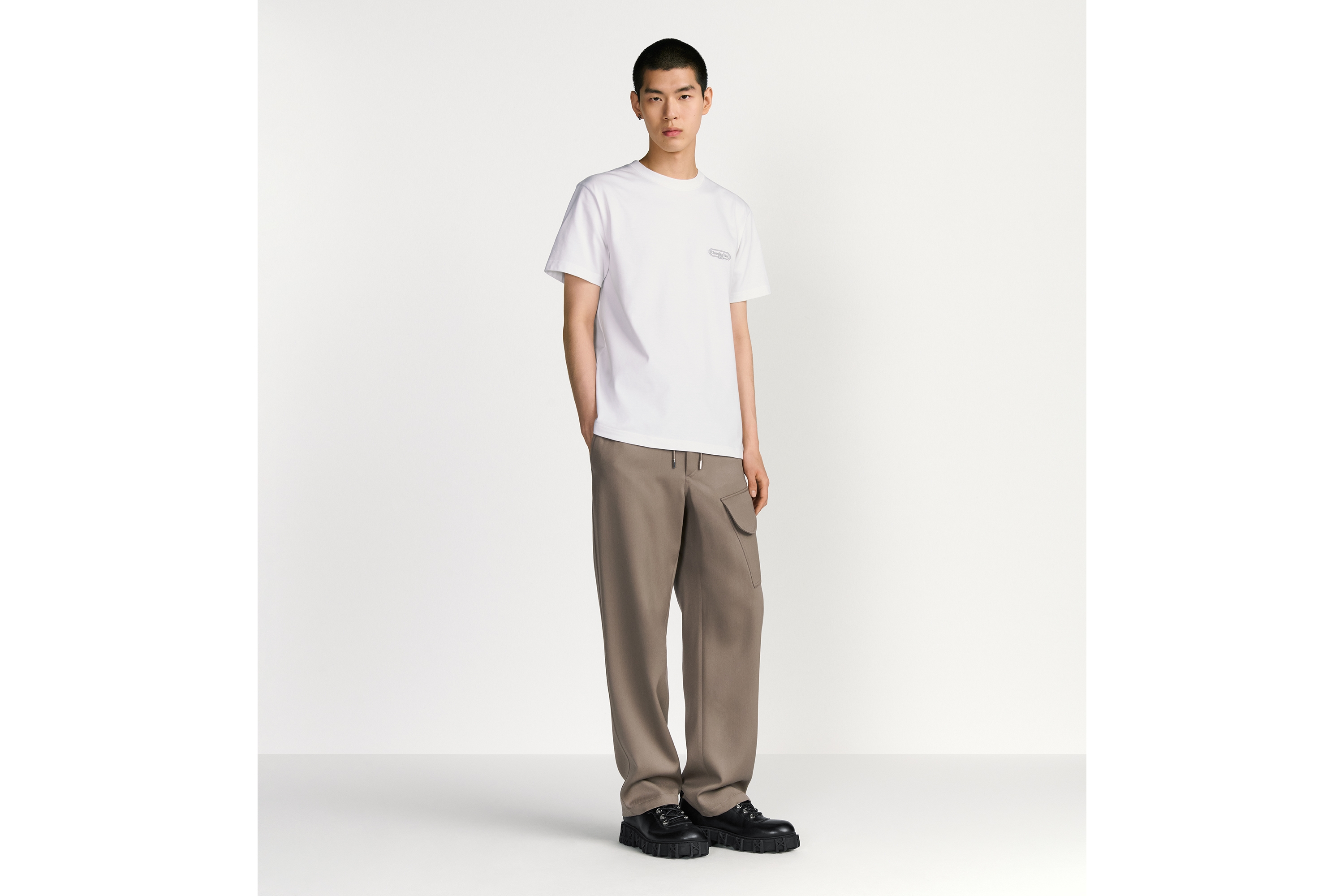 宽松版型 T 恤 白色棉质平纹针织面料 CD Box 标志 E08