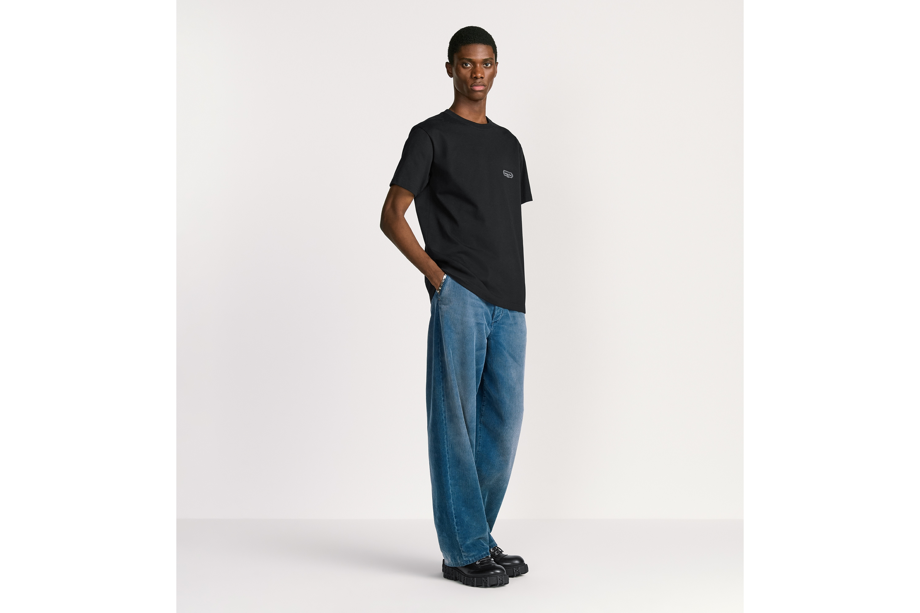 宽松版型 T 恤 黑色棉质平纹针织面料 CD Box 标志 E08