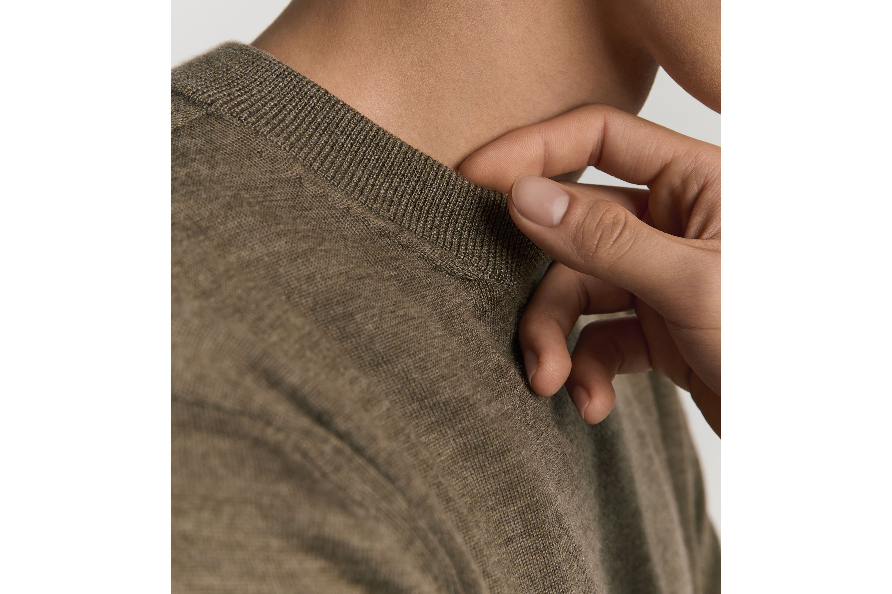 圆领毛衫 棕色山羊绒平纹针织面料 CD Icon 刺绣 E10