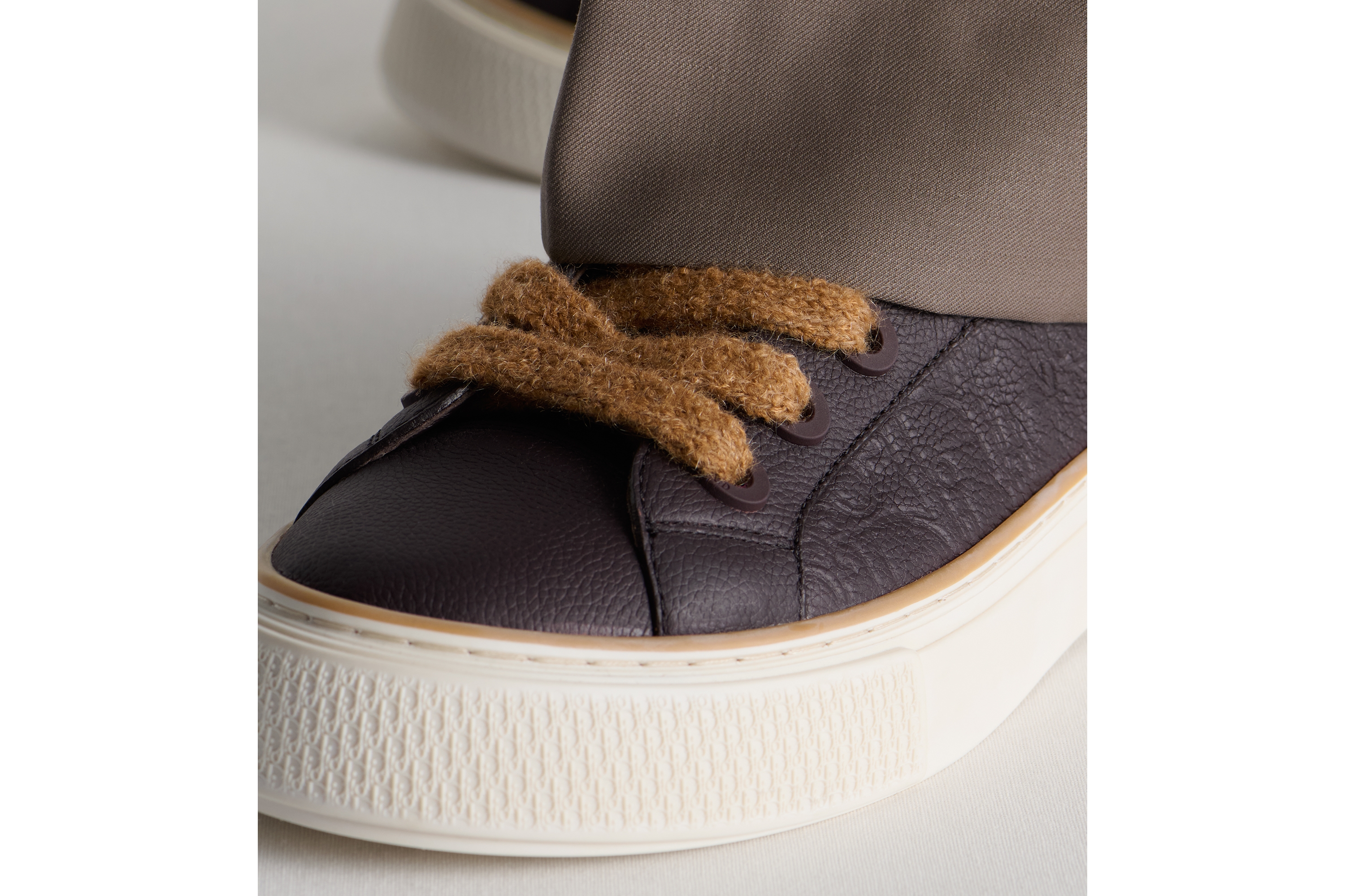 look_image_alt_prefix B33 Spin 运动鞋 酒红色粒面牛皮革和酒红色 Dior Gravity 印花效果皮革 E24