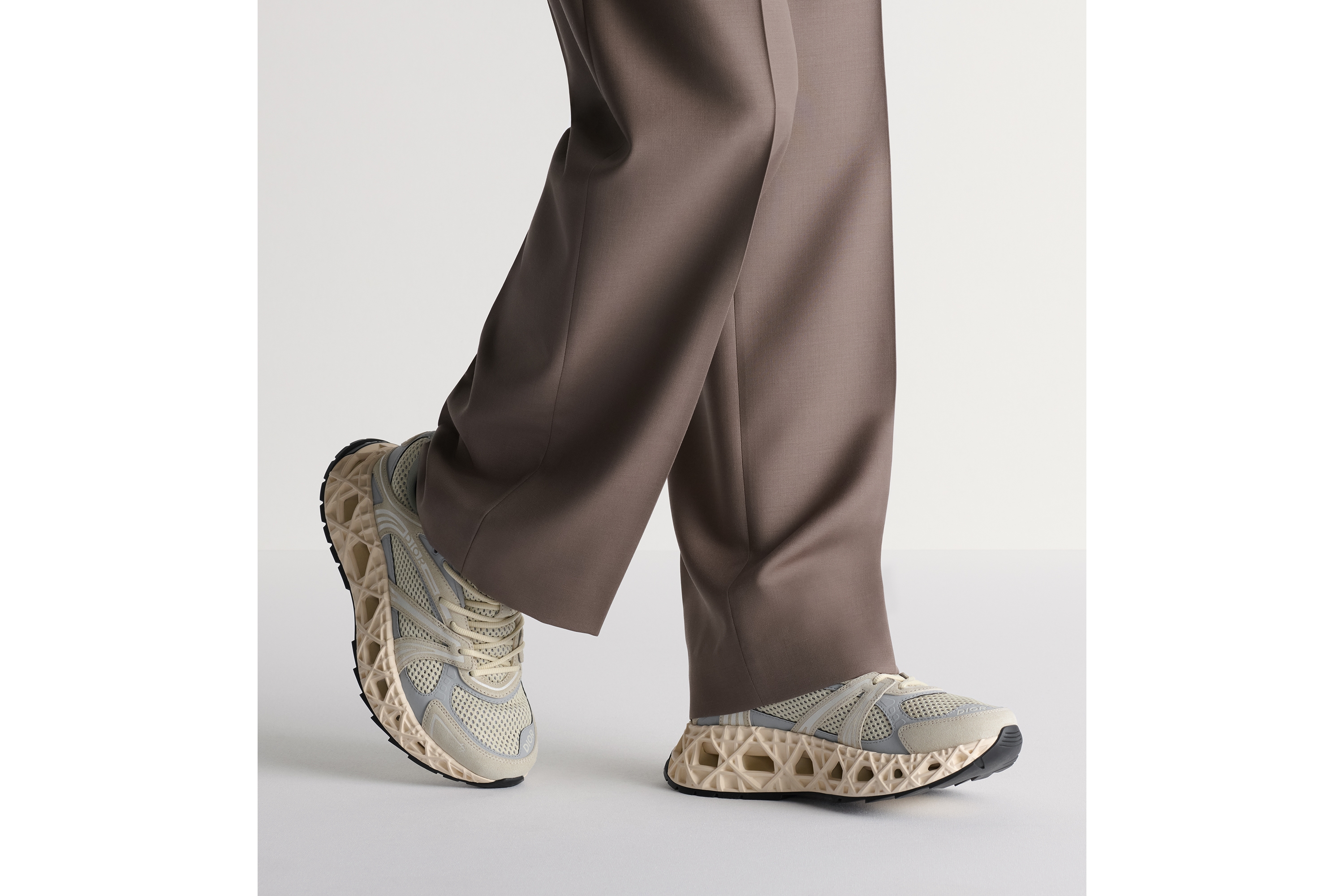 look_image_alt_prefix B35 NXXT 运动鞋 奶油白色绒面革、灰色科技面料和奶油白色网眼织物 E23