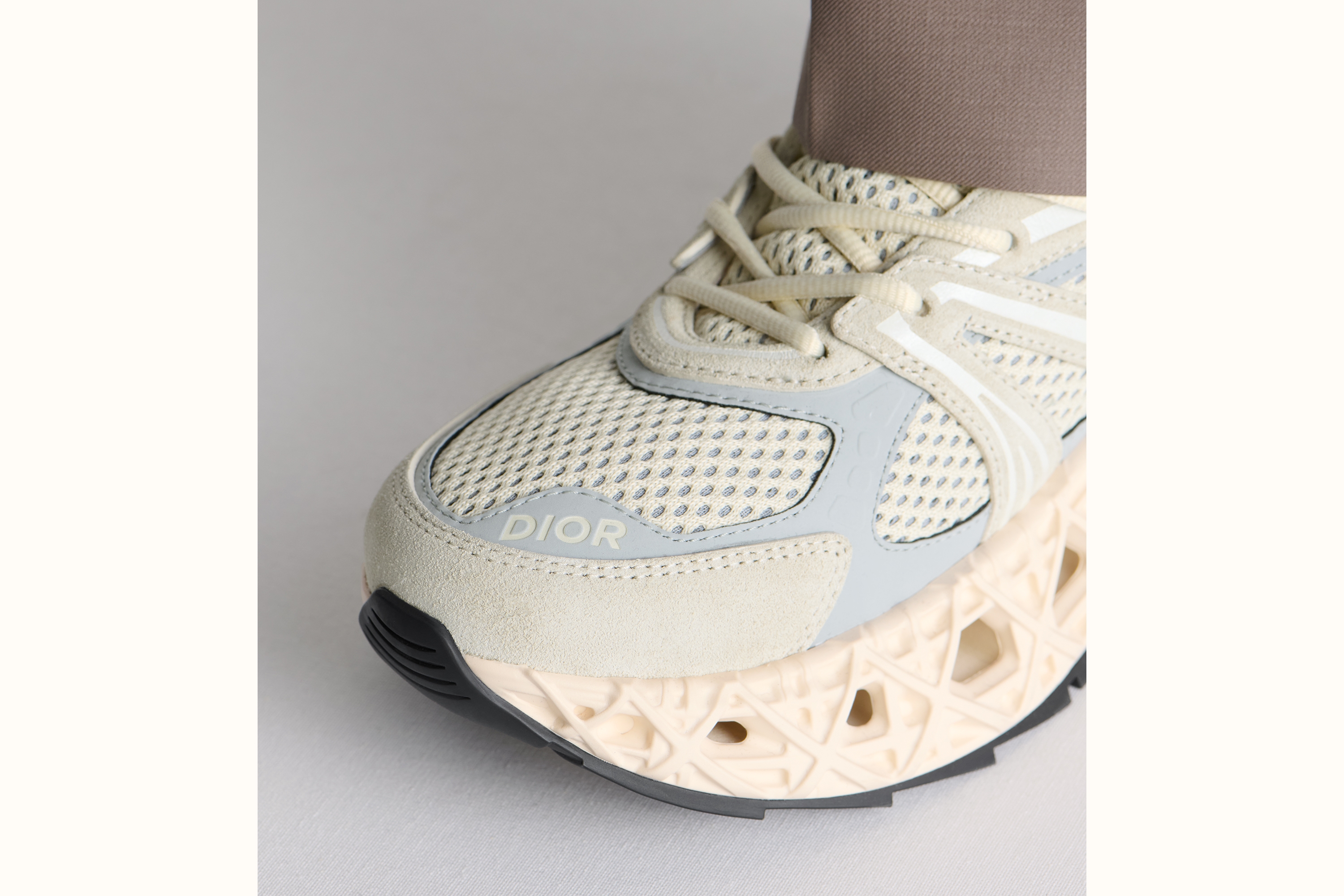 look_image_alt_prefix B35 NXXT 运动鞋 奶油白色绒面革、灰色科技面料和奶油白色网眼织物 E24