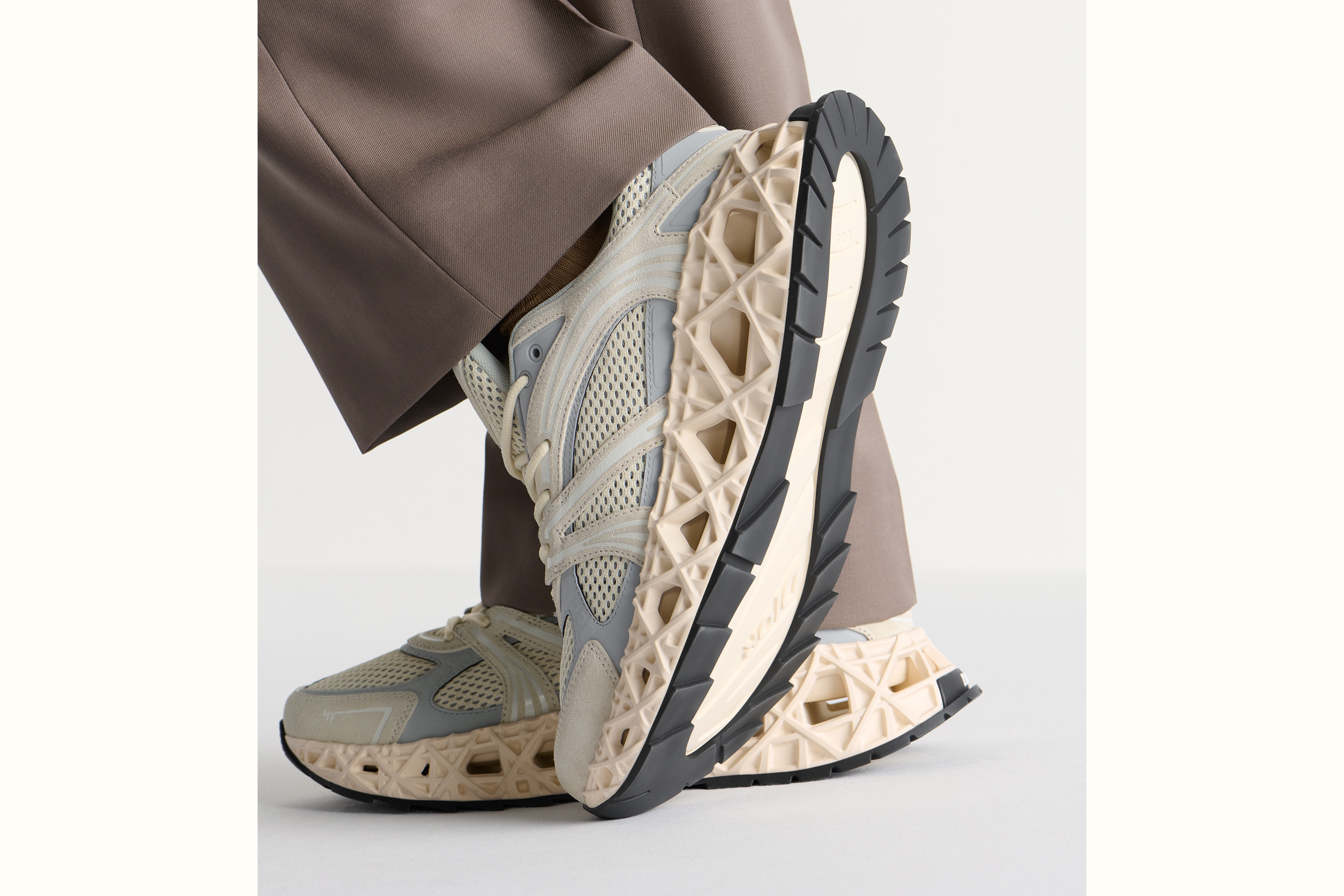 look_image_alt_prefix B35 NXXT 运动鞋 奶油白色绒面革、灰色科技面料和奶油白色网眼织物 E25