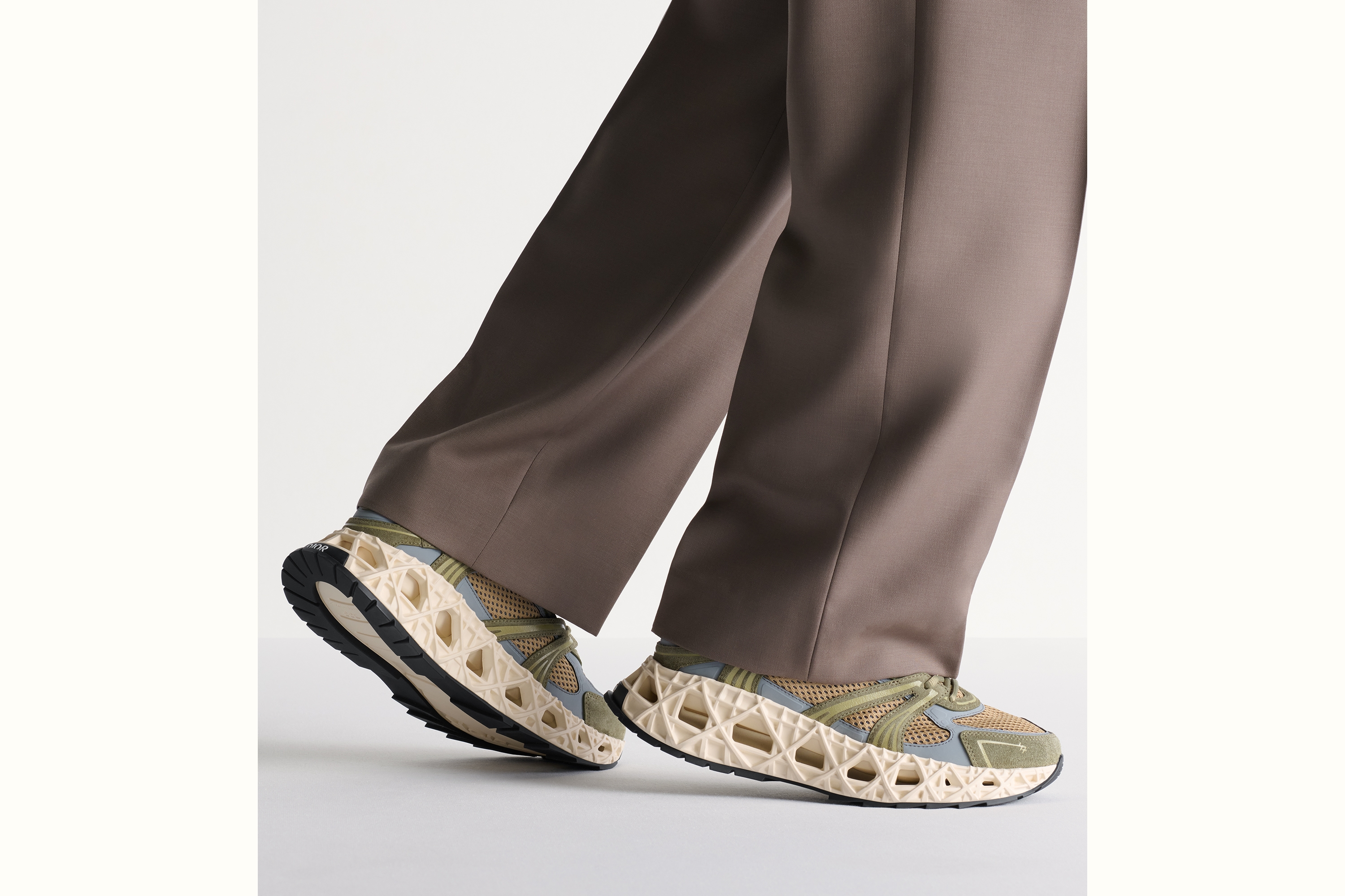 look_image_alt_prefix B35 NXXT 运动鞋 绿色绒面革、灰色科技面料和棕色网眼织物 E23