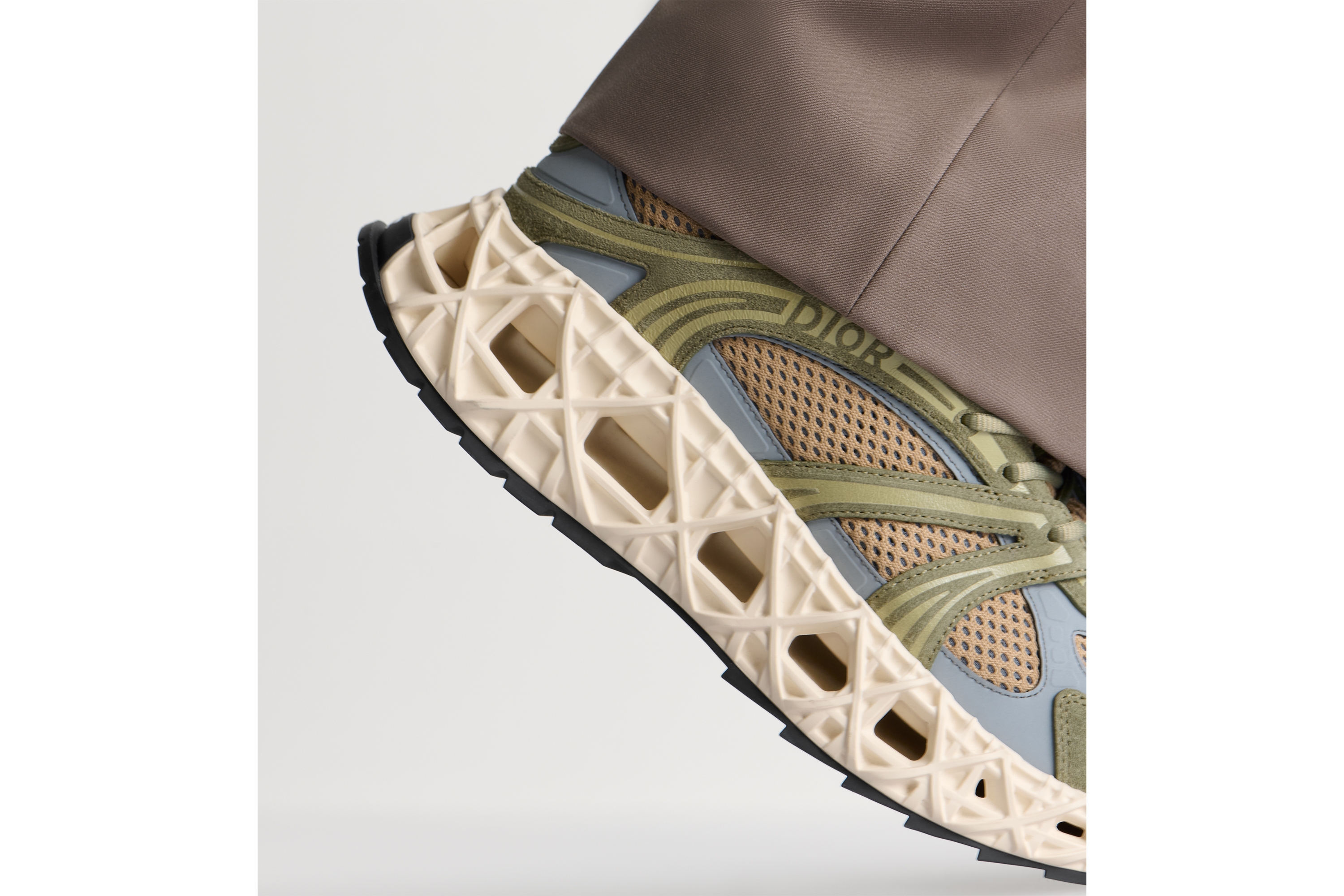 look_image_alt_prefix B35 NXXT 运动鞋 绿色绒面革、灰色科技面料和棕色网眼织物 E25