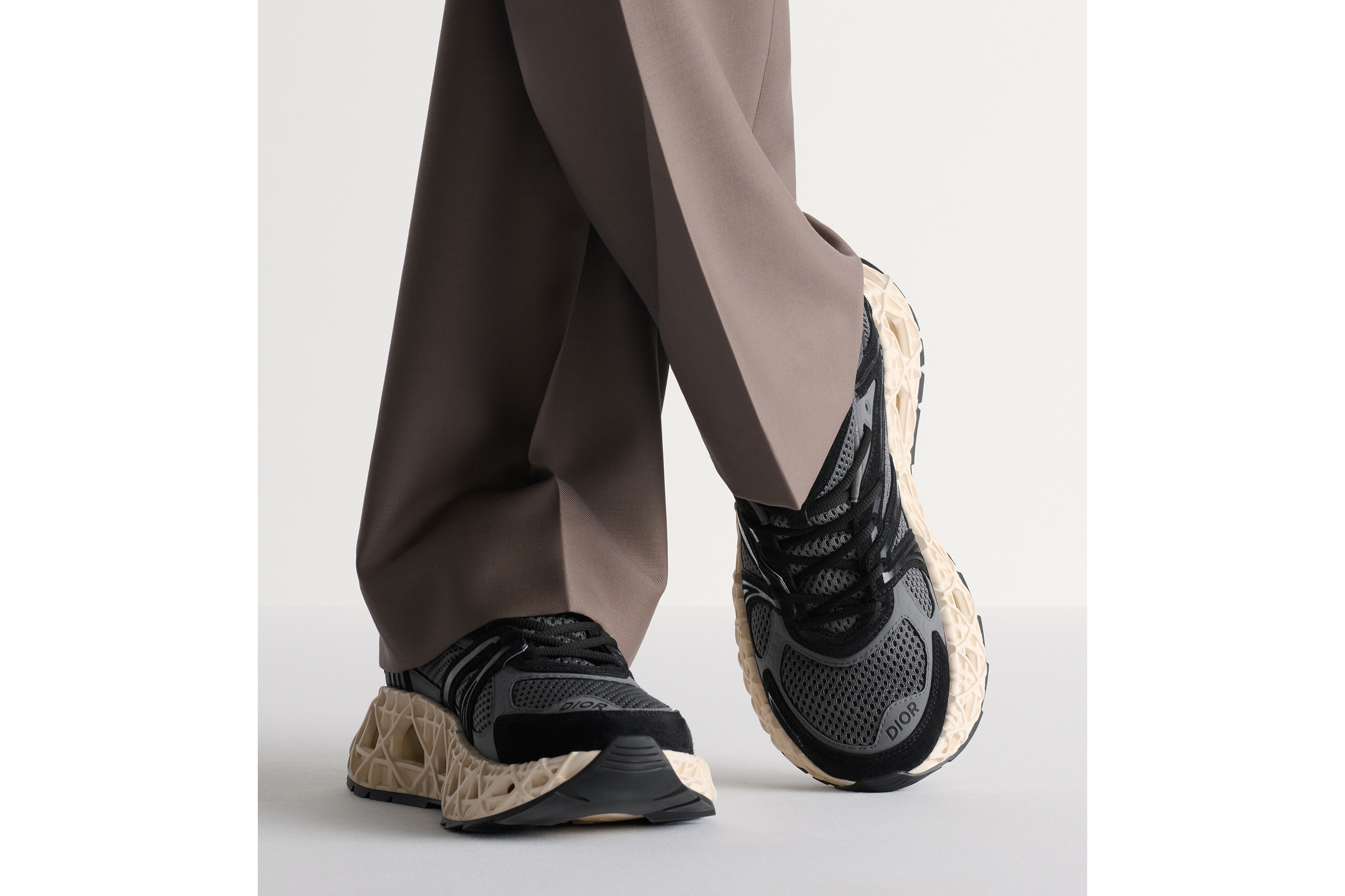 look_image_alt_prefix B35 NXXT 运动鞋 黑色绒面革、灰色科技面料和灰色网眼织物 E23