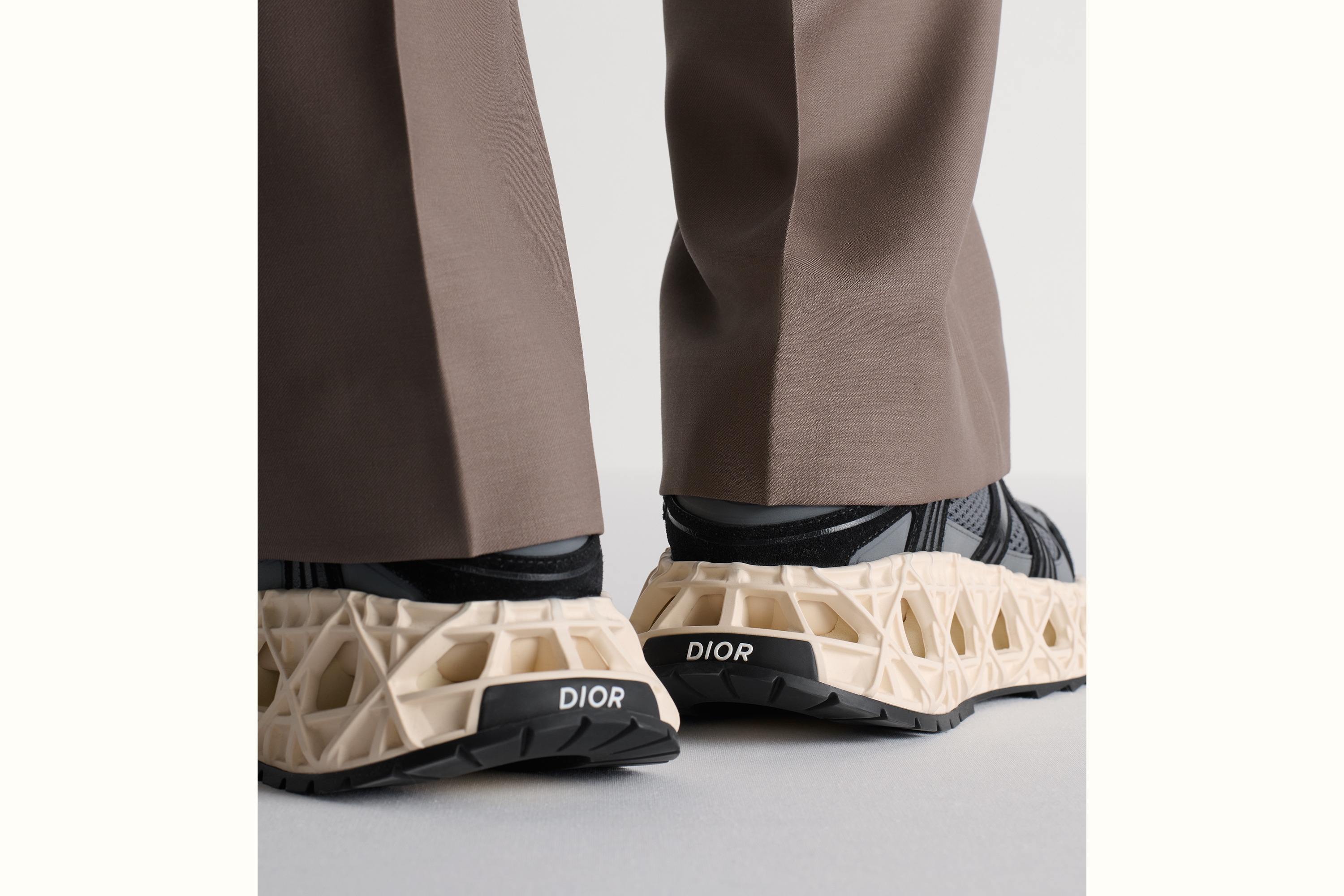 look_image_alt_prefix B35 NXXT 运动鞋 黑色绒面革、灰色科技面料和灰色网眼织物 E24