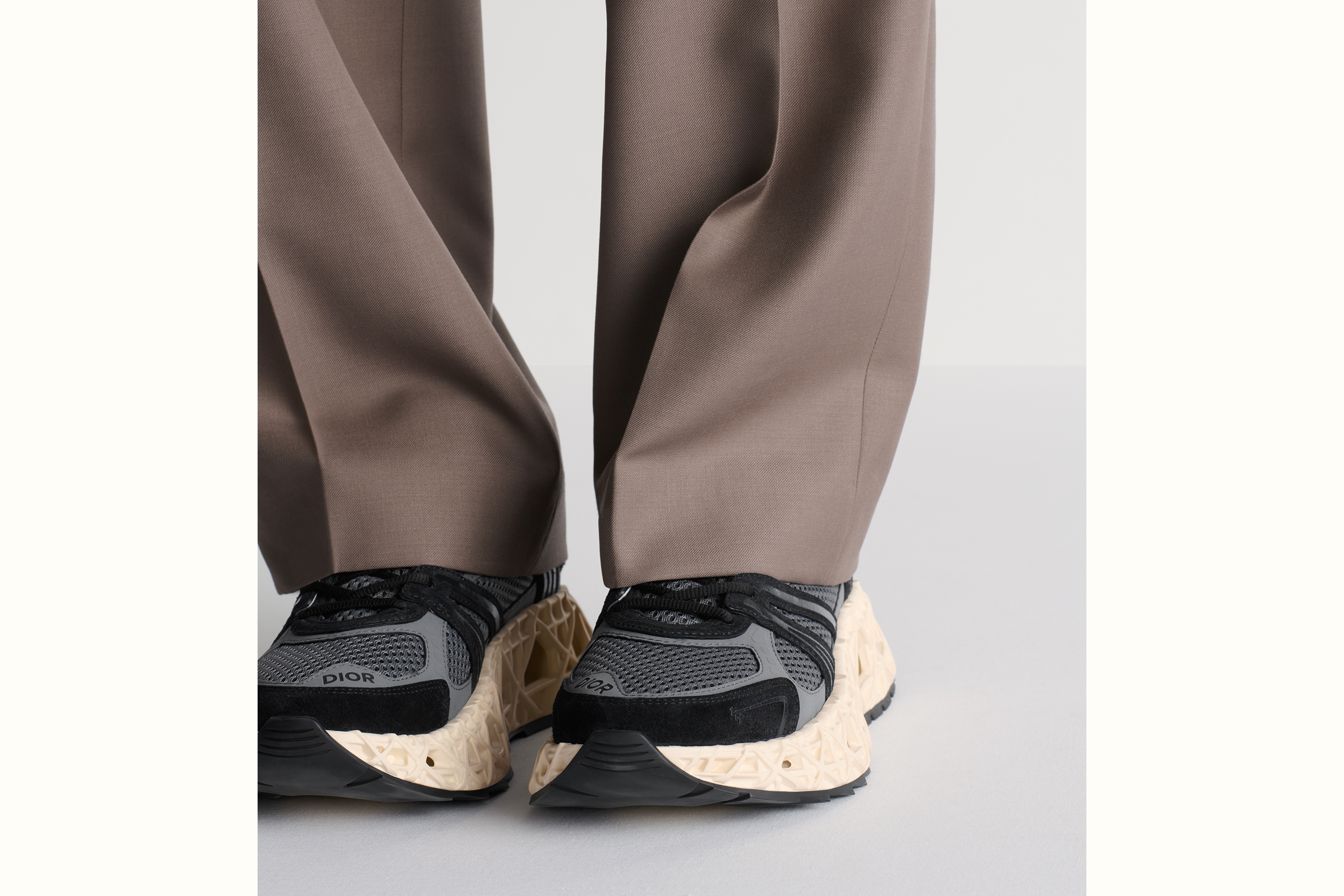 look_image_alt_prefix B35 NXXT 运动鞋 黑色绒面革、灰色科技面料和灰色网眼织物 E25