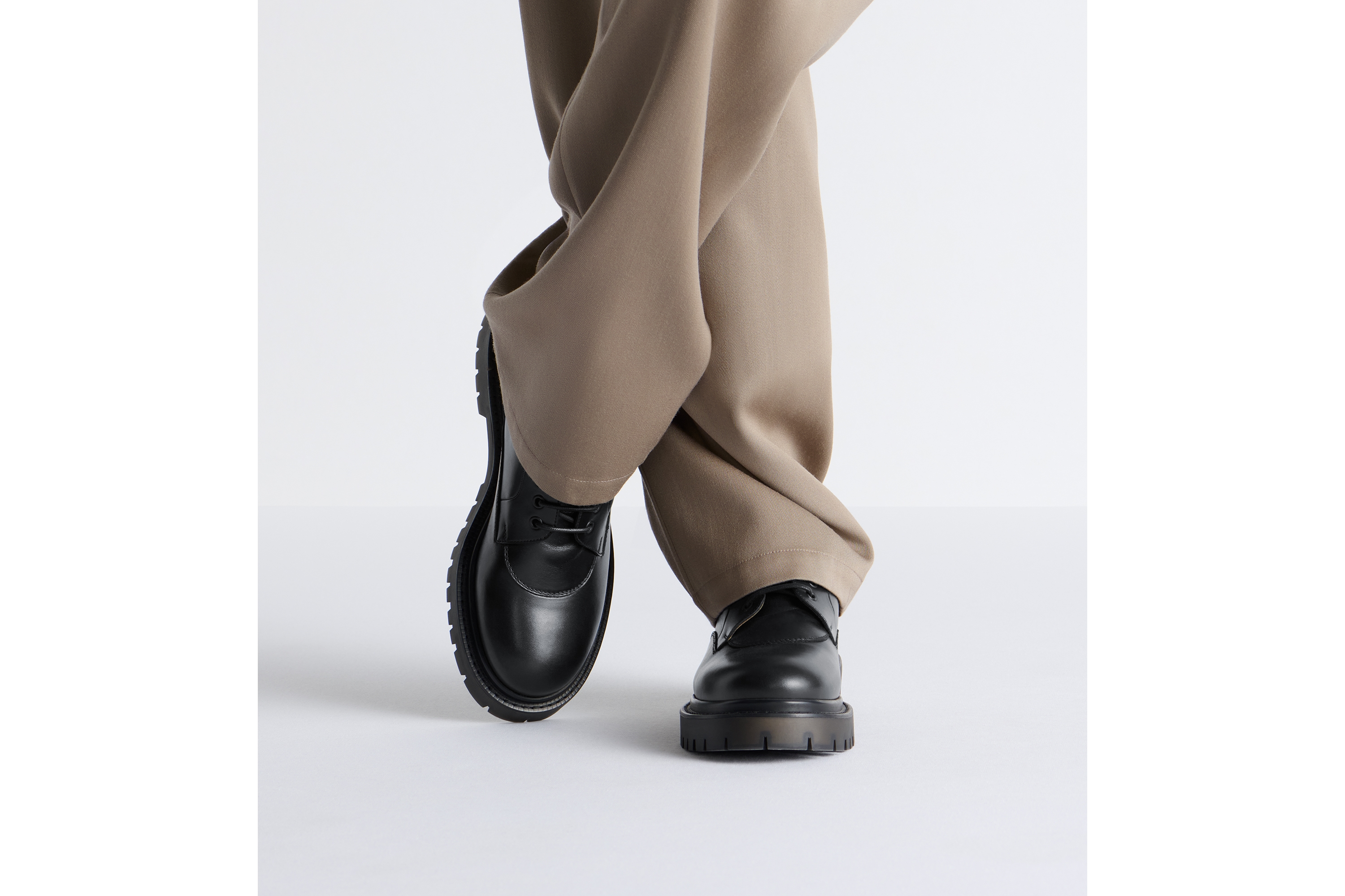 look_image_alt_prefix Dior Explorer III 德比鞋 黑色光滑牛皮革和黑色 Oblique 印花面料 E24