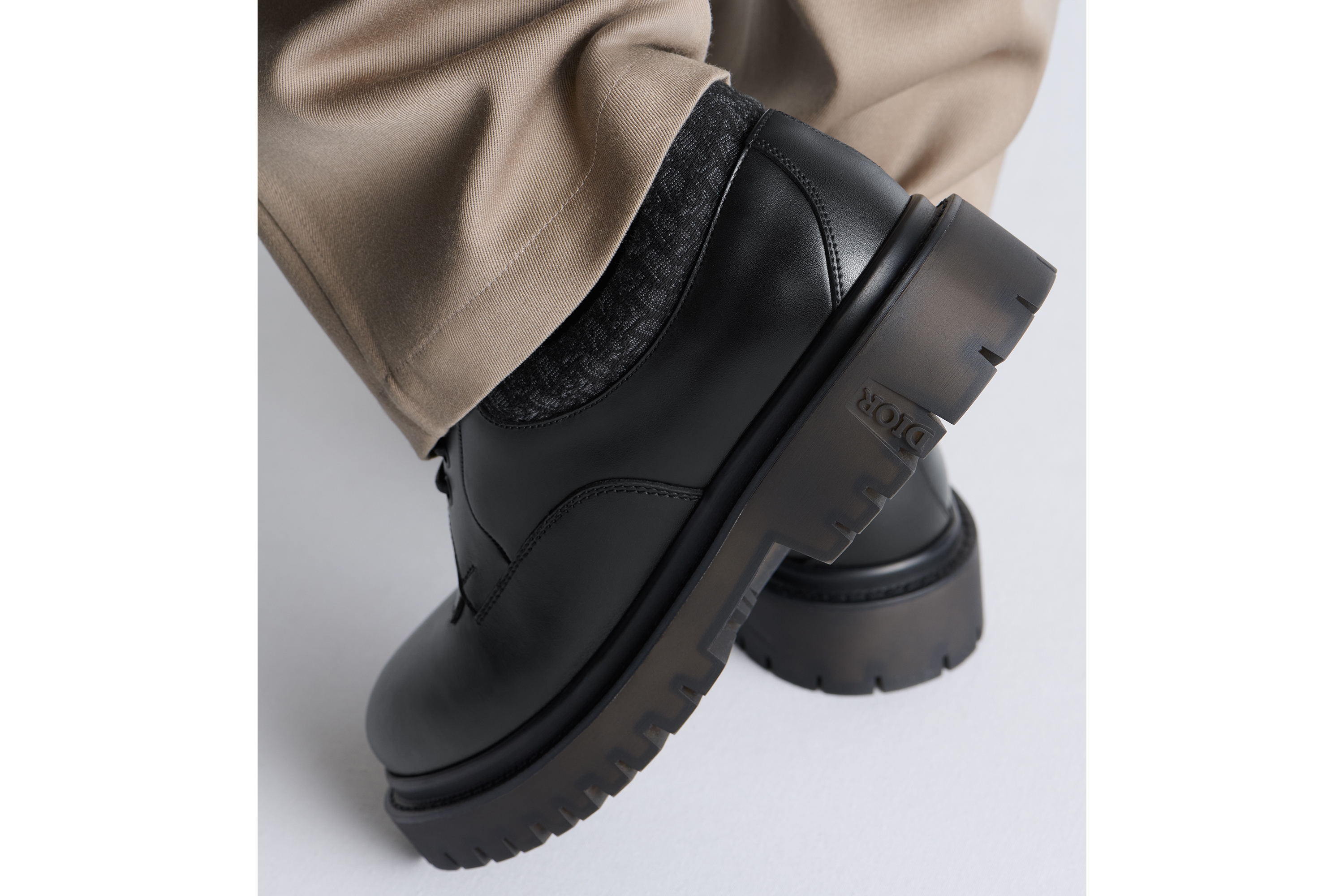 look_image_alt_prefix Dior Explorer III 德比鞋 黑色光滑牛皮革和黑色 Oblique 印花面料 E26