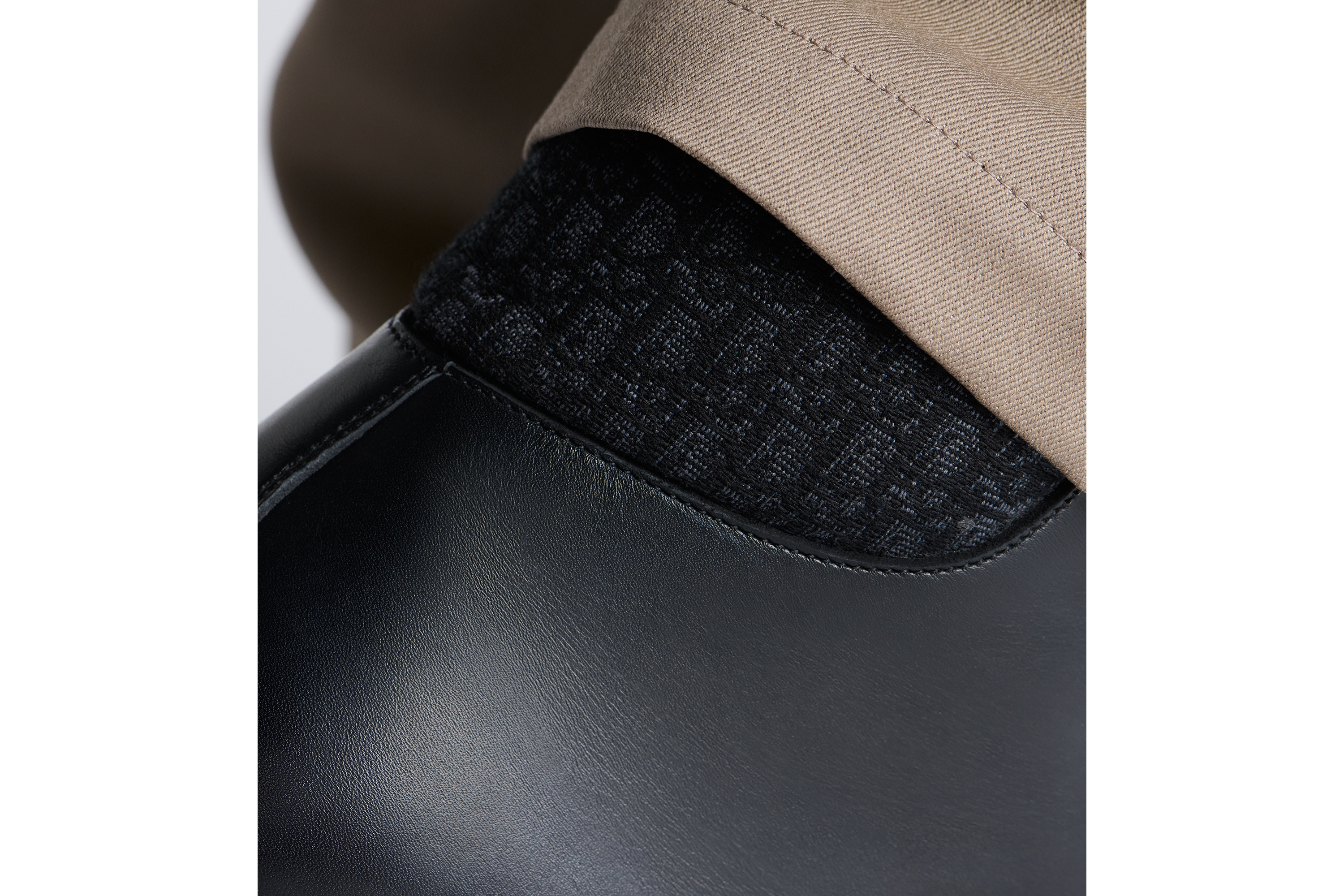 look_image_alt_prefix Dior Explorer III 及踝靴 黑色光滑牛皮革和黑色 Oblique 印花面料 E25