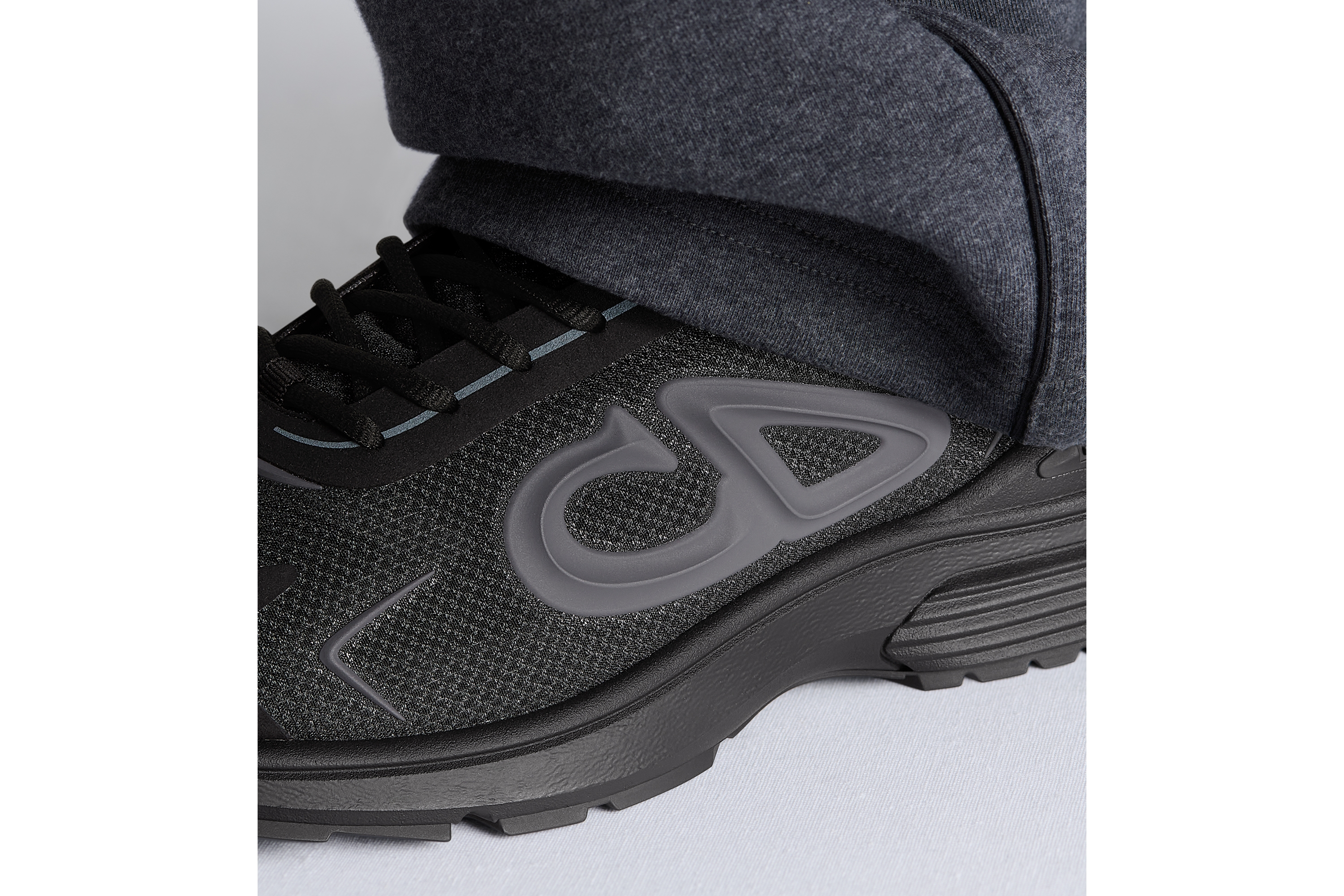 look_image_alt_prefix B30 Countdown 科技运动鞋 黑色半透明 N3O 尼龙、黑色科技面料和灰色橡胶 E24