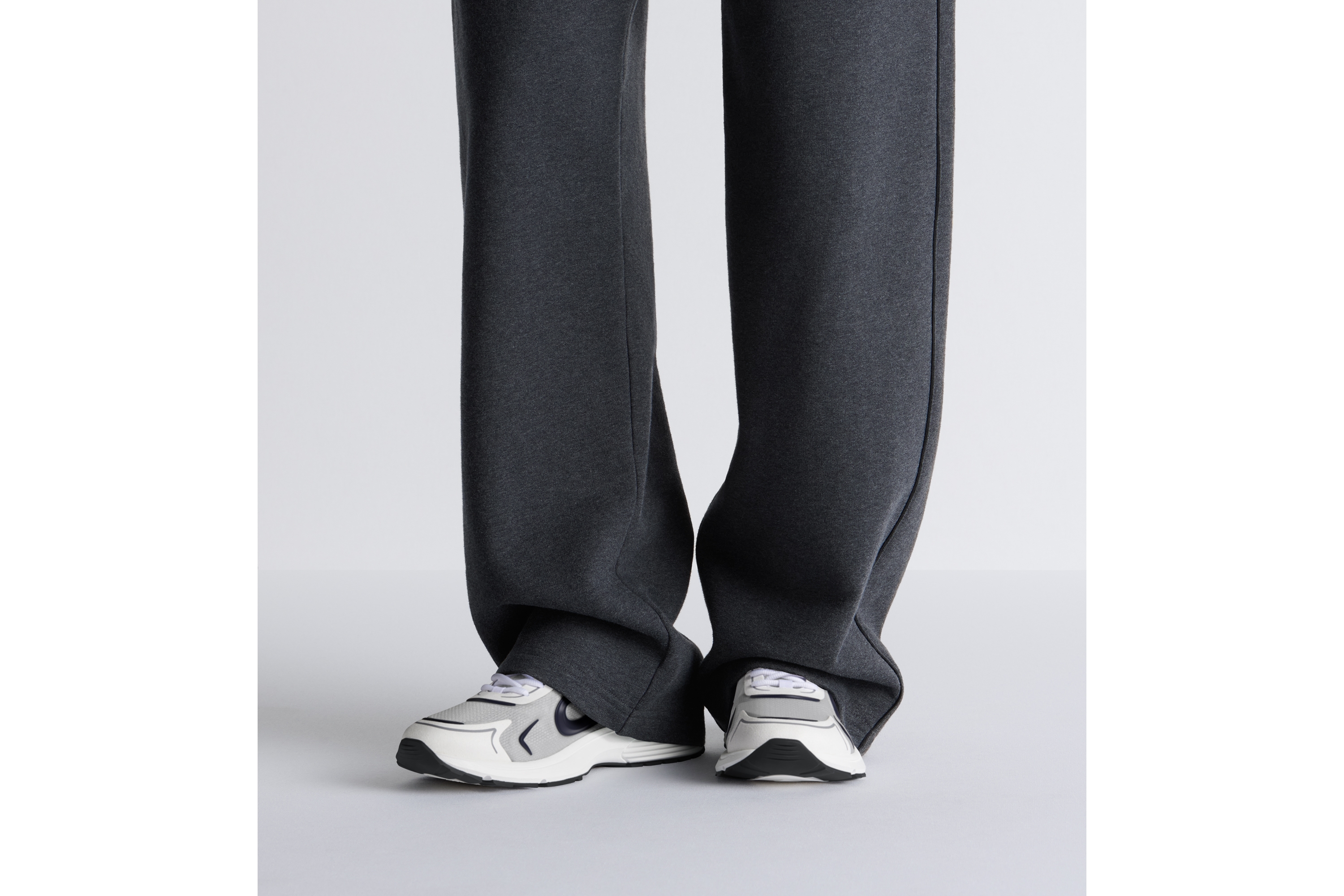 B30 Countdown 科技运动鞋 白色半透明 N3O 尼龙、白色和灰色科技面料以及海军蓝色橡胶 E23