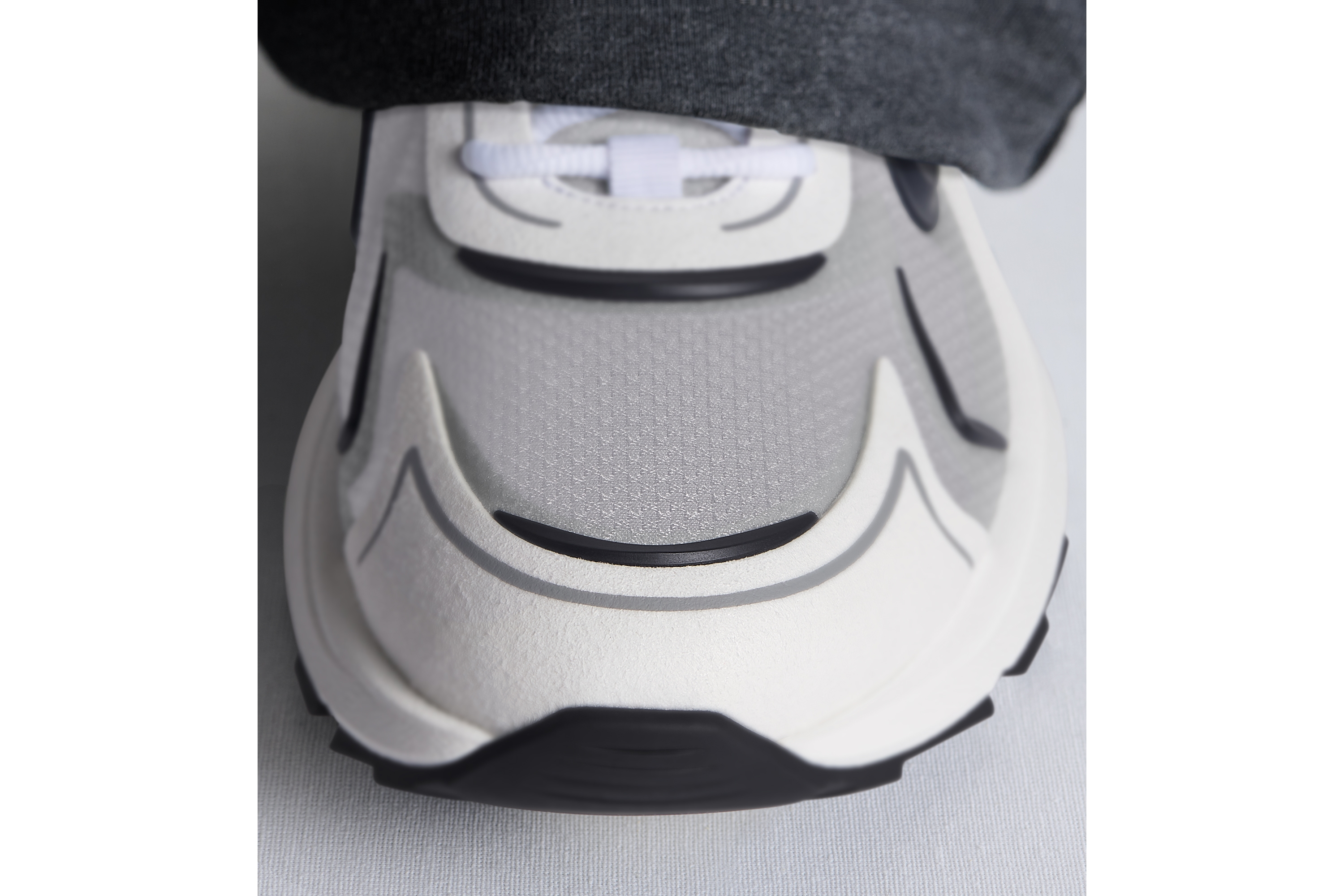 look_image_alt_prefix B30 Countdown 科技运动鞋 白色半透明 N3O 尼龙、白色和灰色科技面料以及海军蓝色橡胶 E24