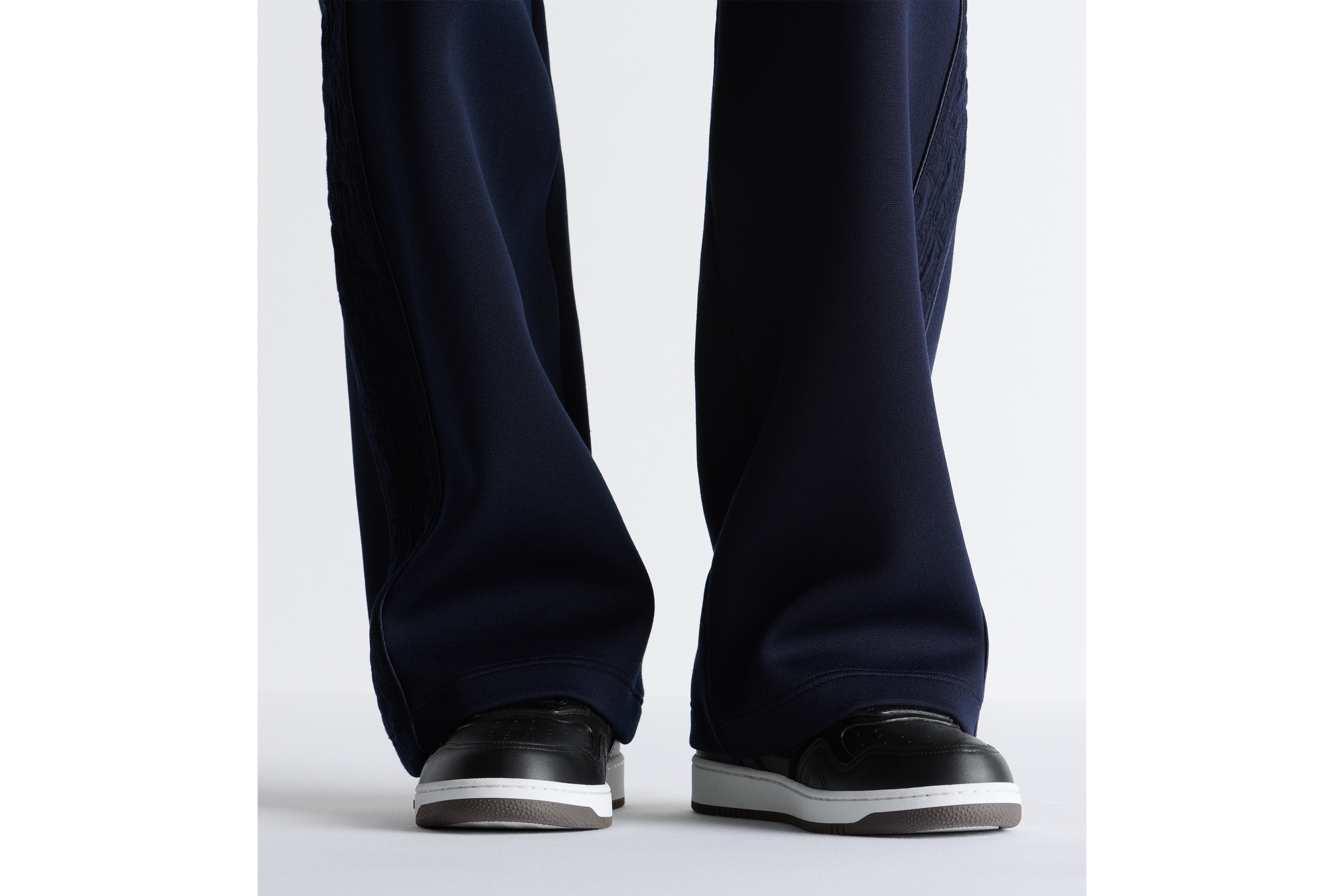 B27 Uptown 低帮运动鞋 黑色光滑牛皮革和黑色 Dior Oblique 压花图案绒面革 E23