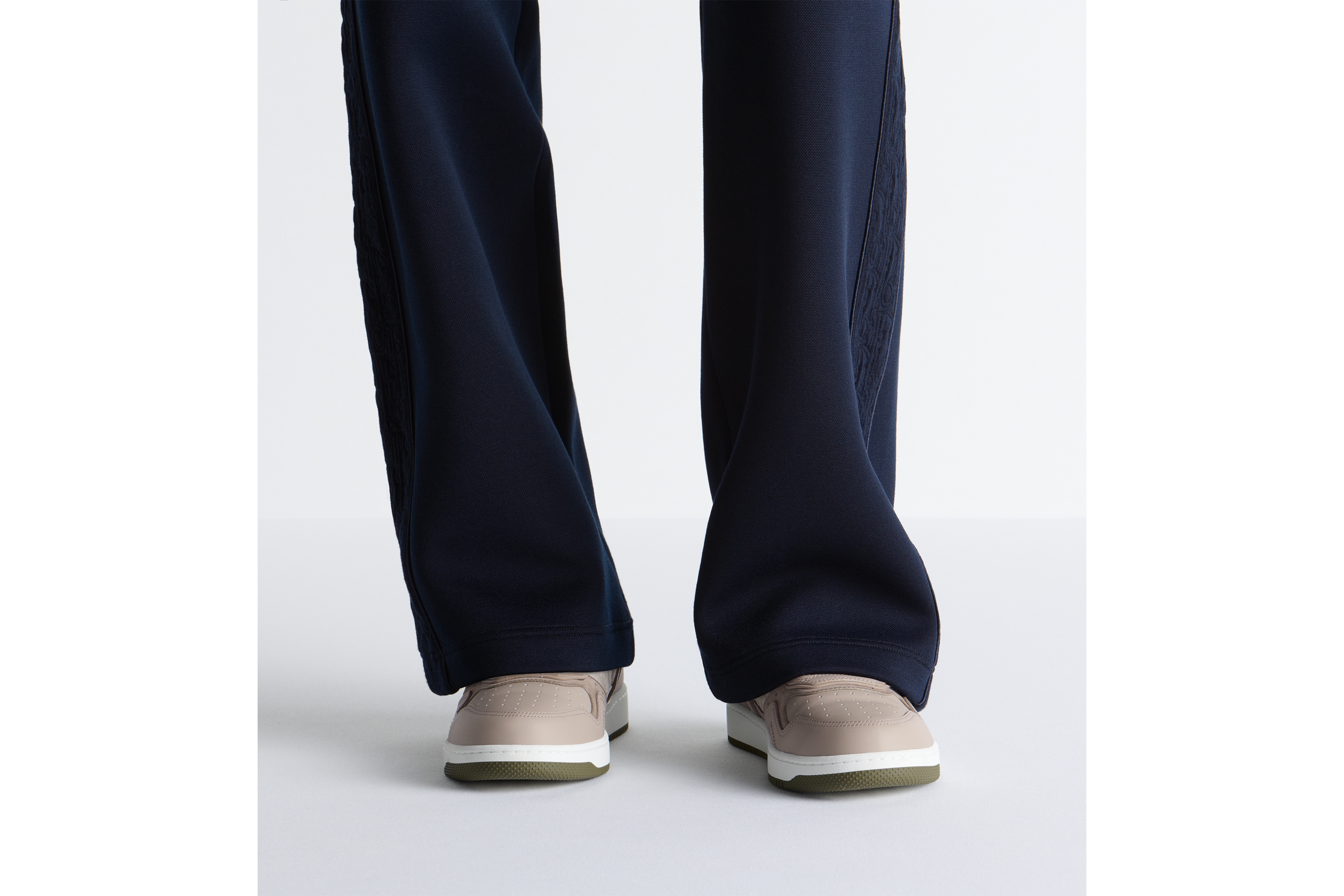 B27 Uptown 低帮运动鞋 灰色光滑牛皮革和灰色 Dior Oblique 压花图案绒面革 E23