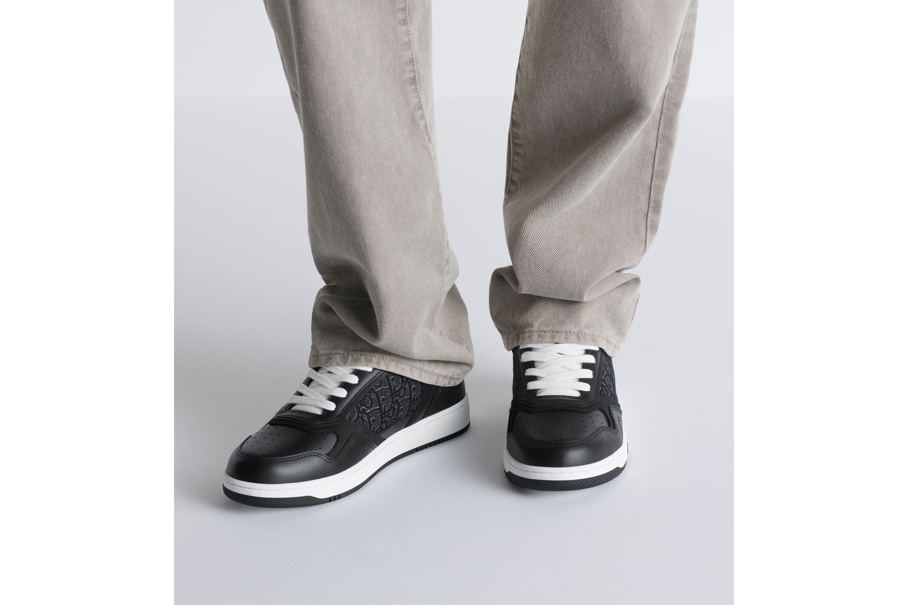 B27 Uptown 低帮运动鞋 黑色光滑牛皮革搭配银色调金属光泽黑色 Oblique 印花面料 E23