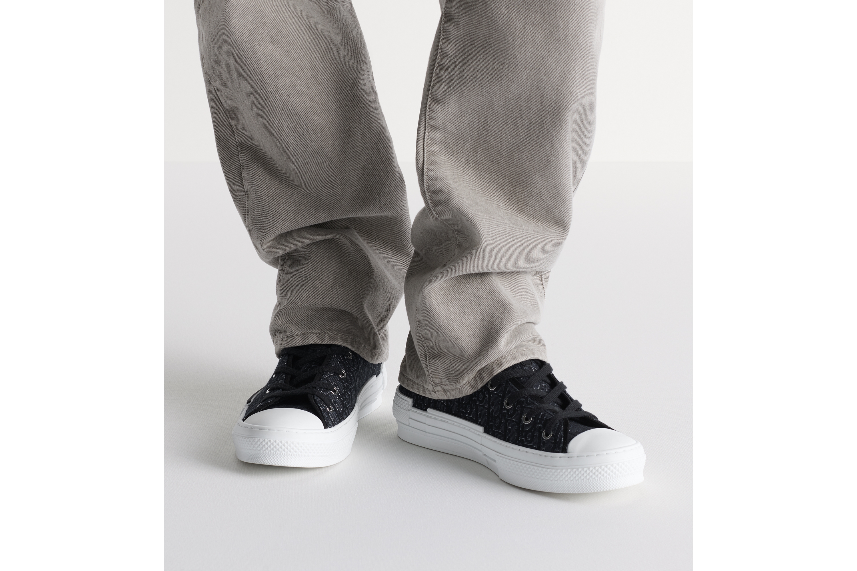 B23 League 高帮运动鞋 银色调金属光泽黑色 Oblique 印花面料 E23