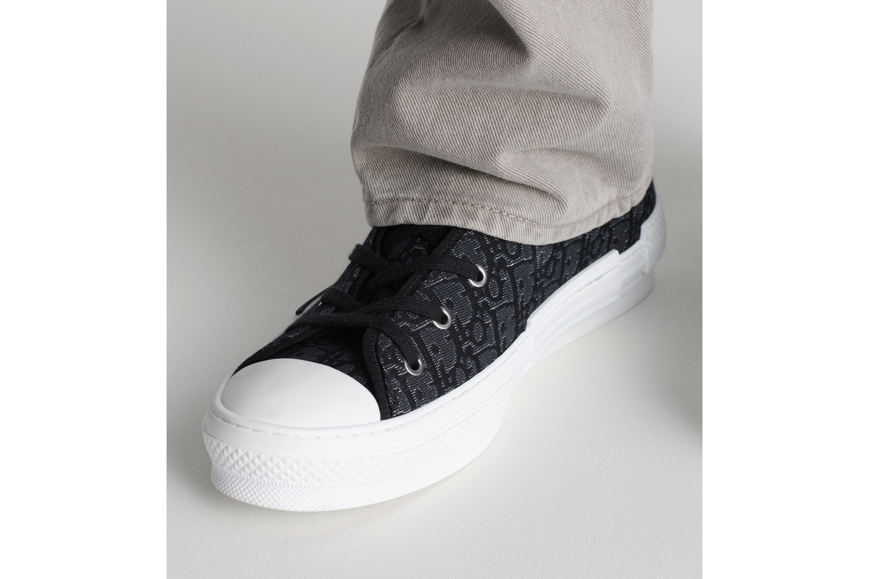 look_image_alt_prefix B23 League 高帮运动鞋 银色调金属光泽黑色 Oblique 印花面料 E24