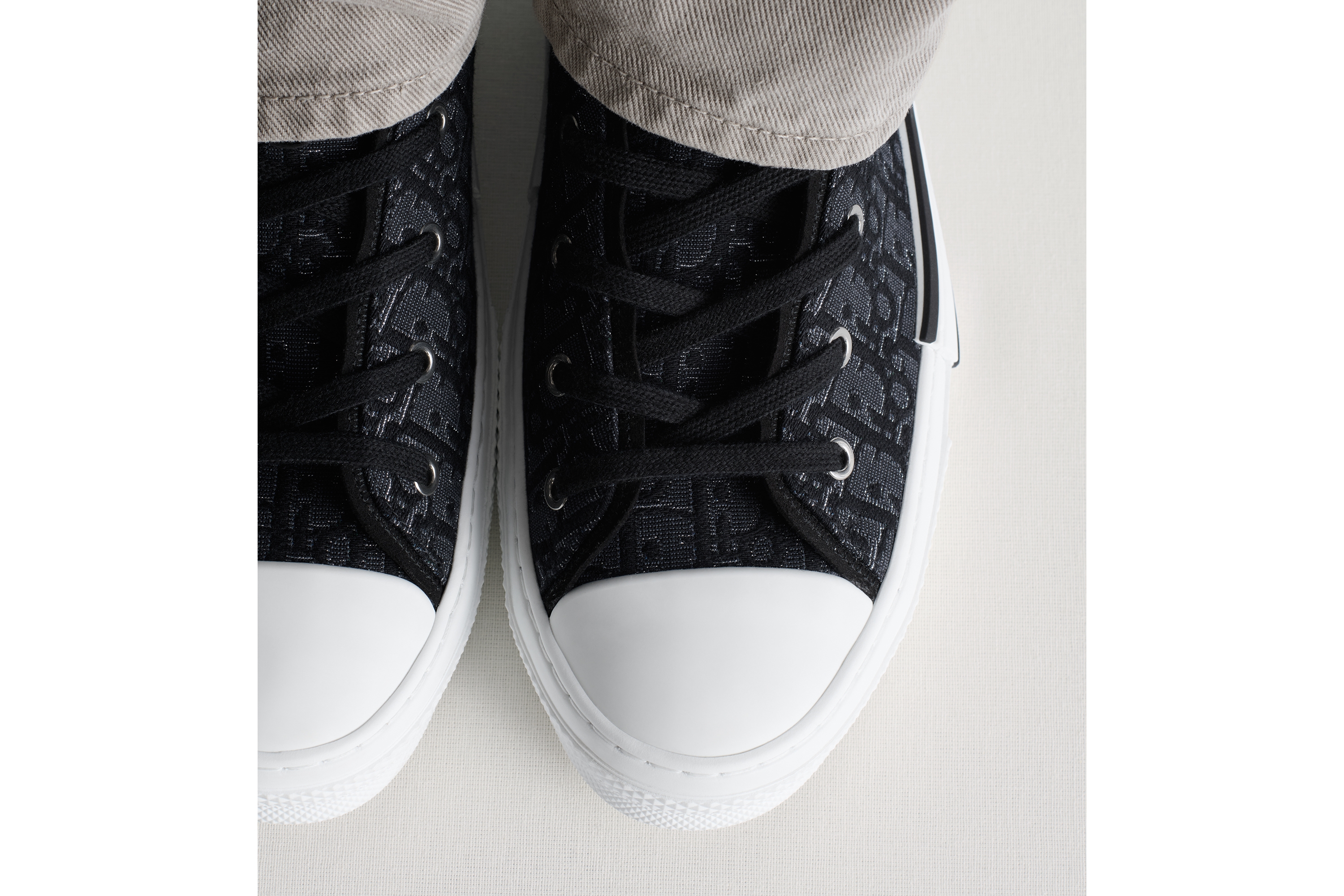 look_image_alt_prefix B23 League 高帮运动鞋 银色调金属光泽黑色 Oblique 印花面料 E25