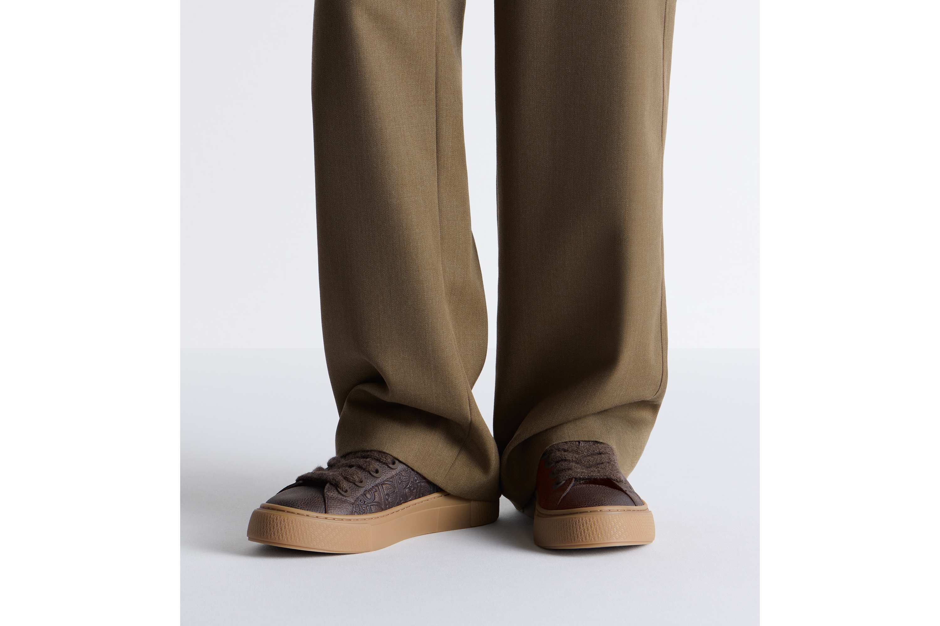 B33 Spin 运动鞋 棕色粒面牛皮革和棕色 Dior Gravity Vintage 印花效果皮革 E23