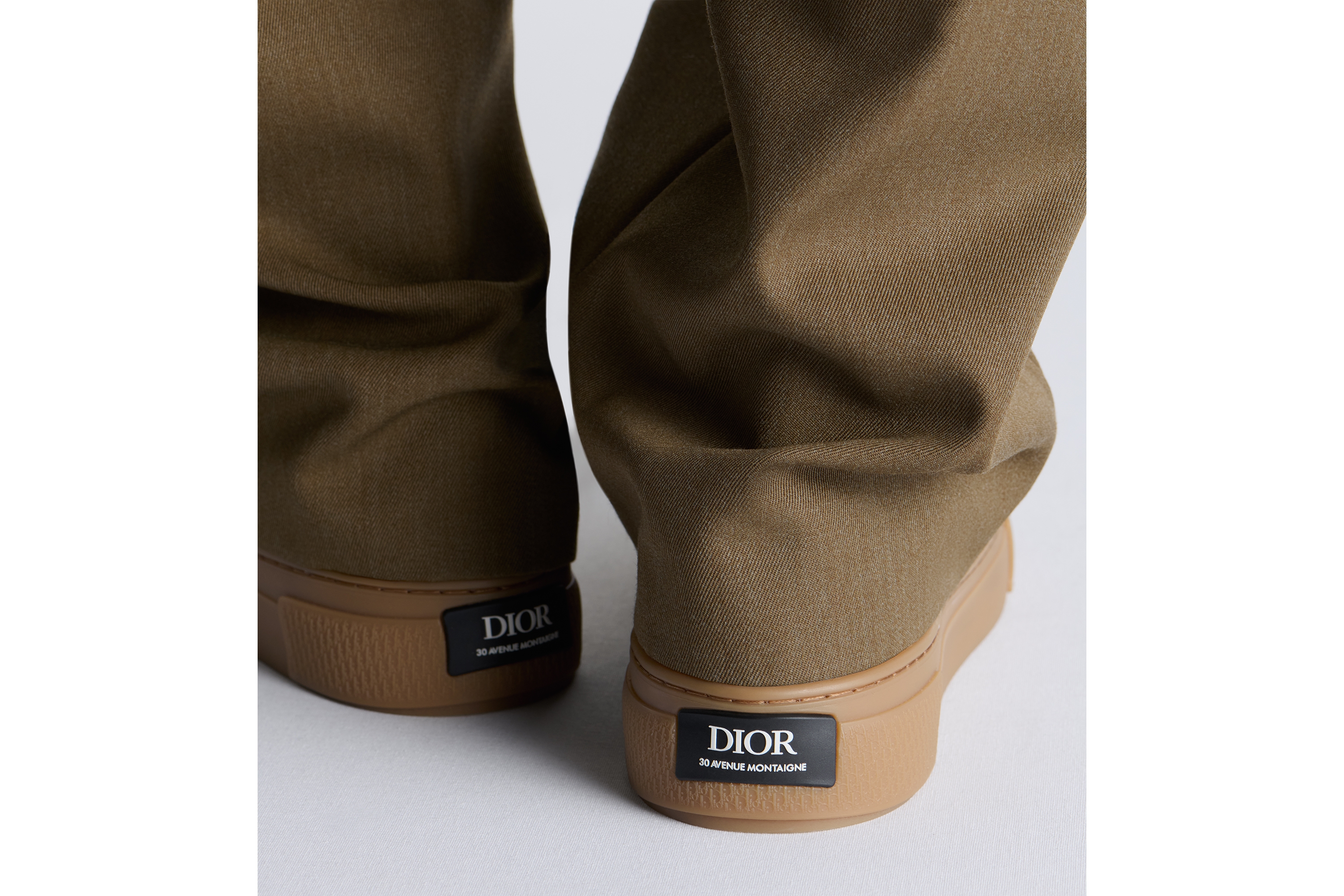 look_image_alt_prefix B33 Spin 运动鞋 棕色粒面牛皮革和棕色 Dior Gravity Vintage 印花效果皮革 E24