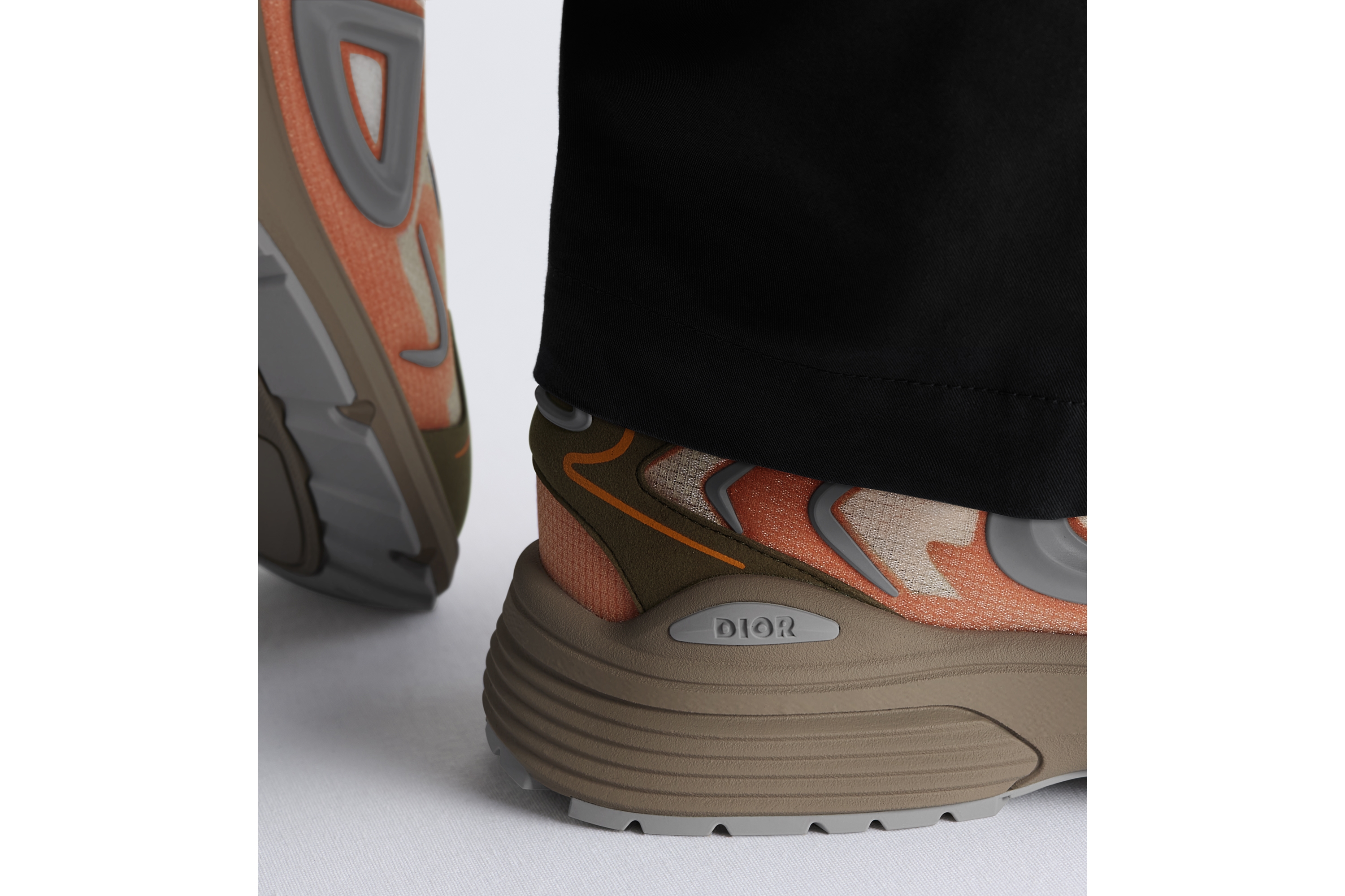 look_image_alt_prefix B30 Countdown 科技运动鞋 米色半透明 N3O 尼龙、棕色和橙色科技面料和灰色橡胶 E24