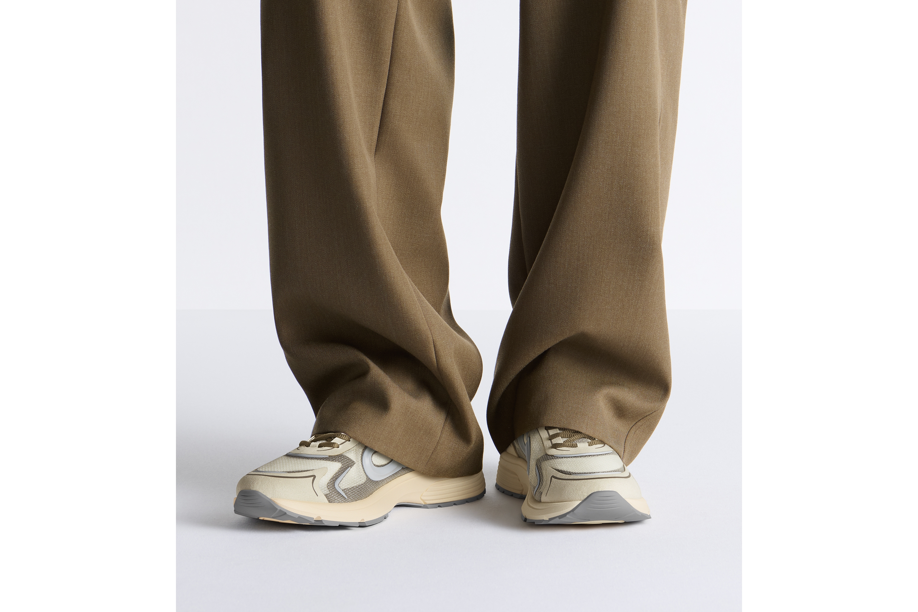 B30 Countdown 科技运动鞋 米色半透明 N3O 尼龙、米色和棕色科技面料和灰色橡胶 E23