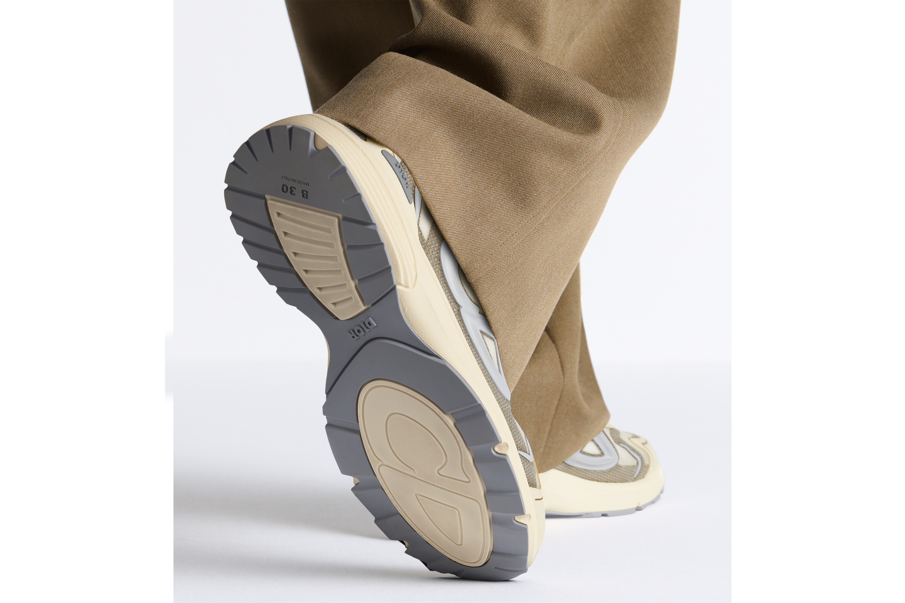 look_image_alt_prefix B30 Countdown 科技运动鞋 米色半透明 N3O 尼龙、米色和棕色科技面料和灰色橡胶 E25