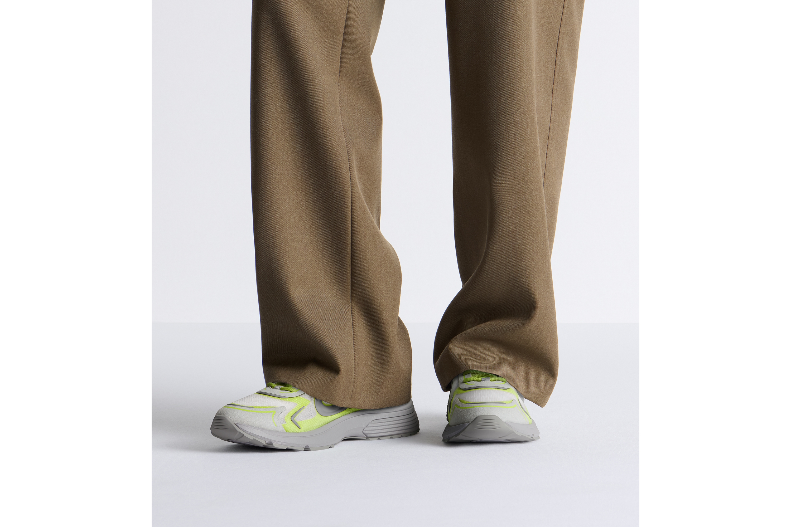 B30 Countdown 科技运动鞋 白色半透明 N3O 尼龙、灰色和绿色科技面料和灰色橡胶 E23