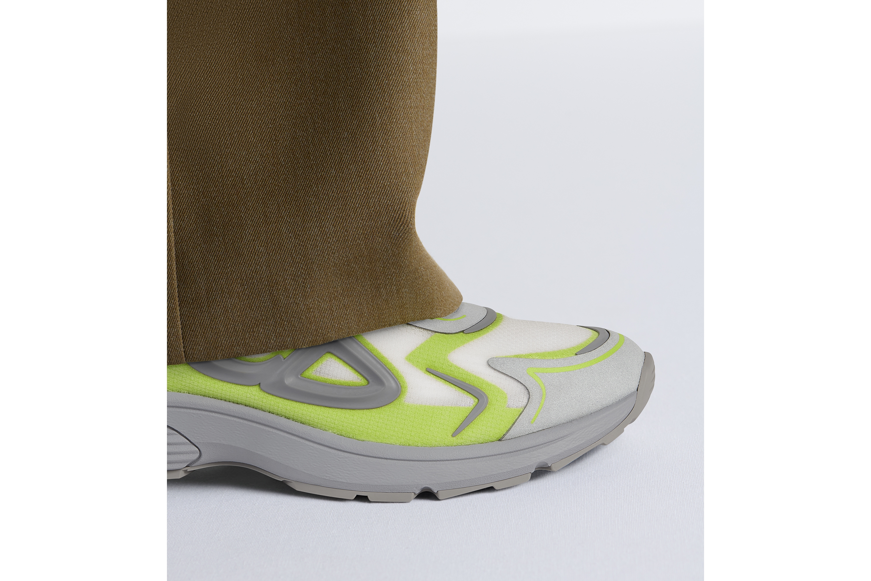 look_image_alt_prefix B30 Countdown 科技运动鞋 白色半透明 N3O 尼龙、灰色和绿色科技面料和灰色橡胶 E24