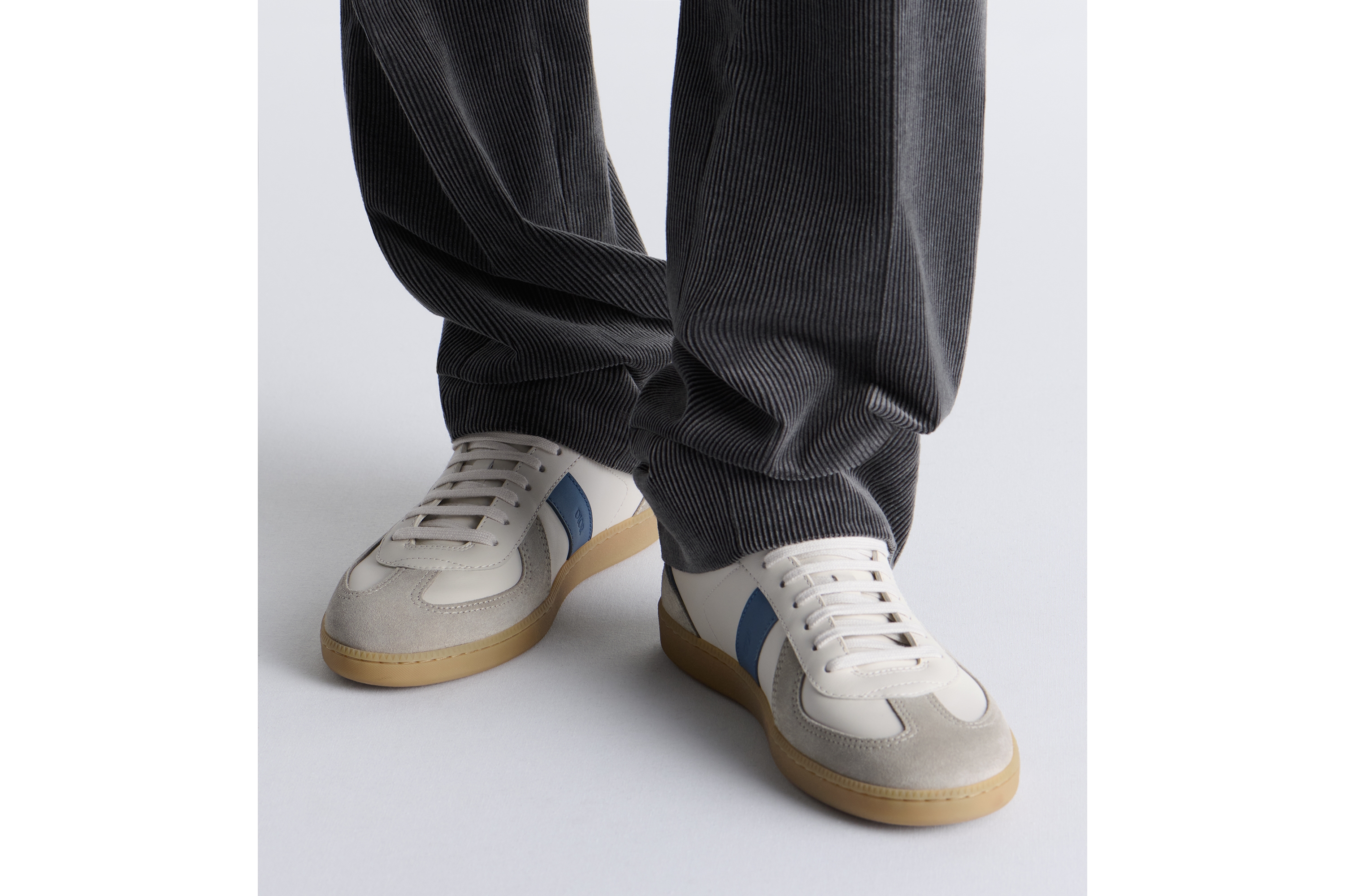 B01 Matchpoint 运动鞋 蓝色和白色光滑牛皮革搭配灰色绒面革 E23