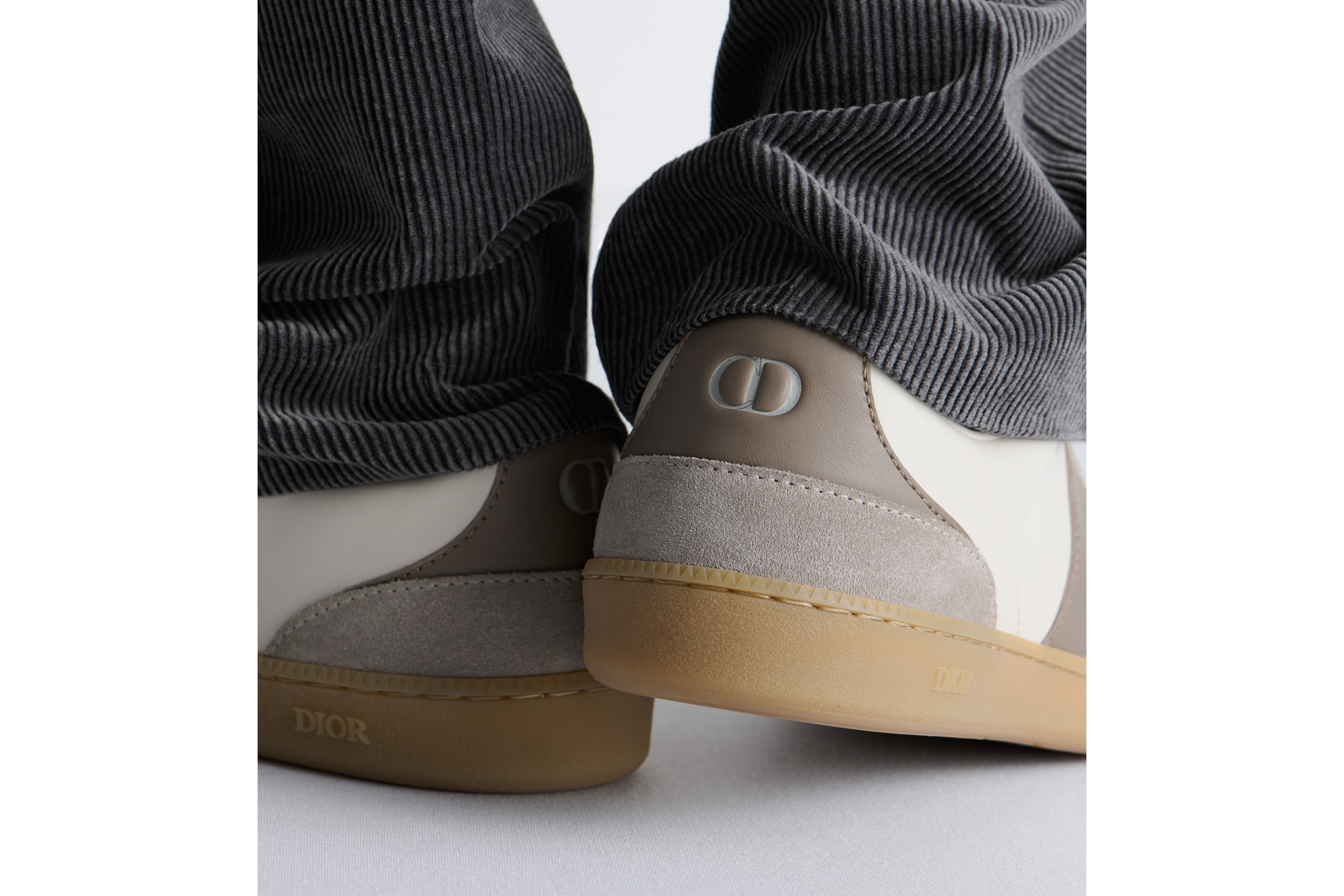 look_image_alt_prefix B01 Matchpoint 运动鞋 灰色和白色光滑牛皮革搭配灰色绒面革 E24