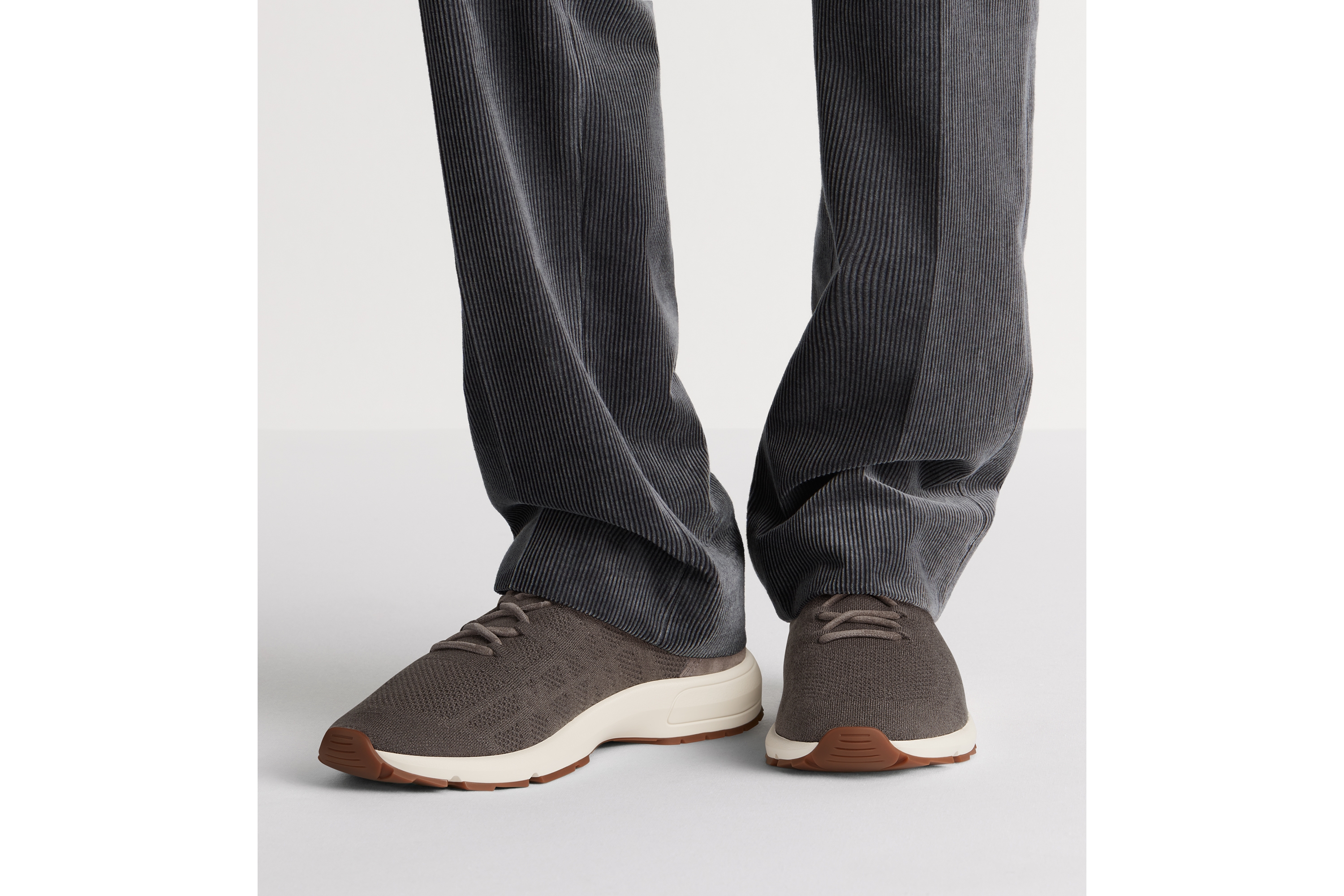 look_image_alt_prefix B80 Lounge 运动鞋 灰色山羊绒、绵羊毛和桑蚕丝混纺针织面料藤格纹搭配灰色绒面革 E23