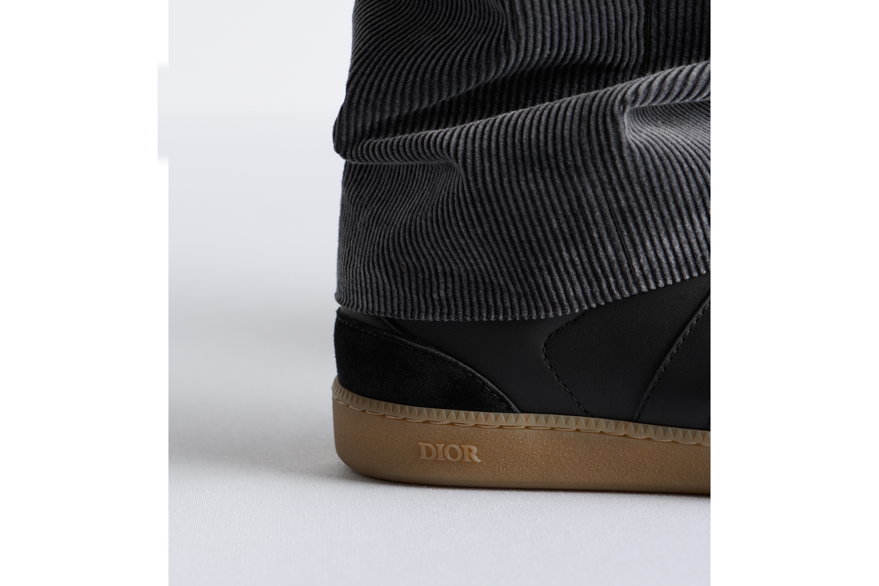 look_image_alt_prefix B01 Matchpoint 运动鞋 黑色光滑牛皮革和黑色绒面革 E24