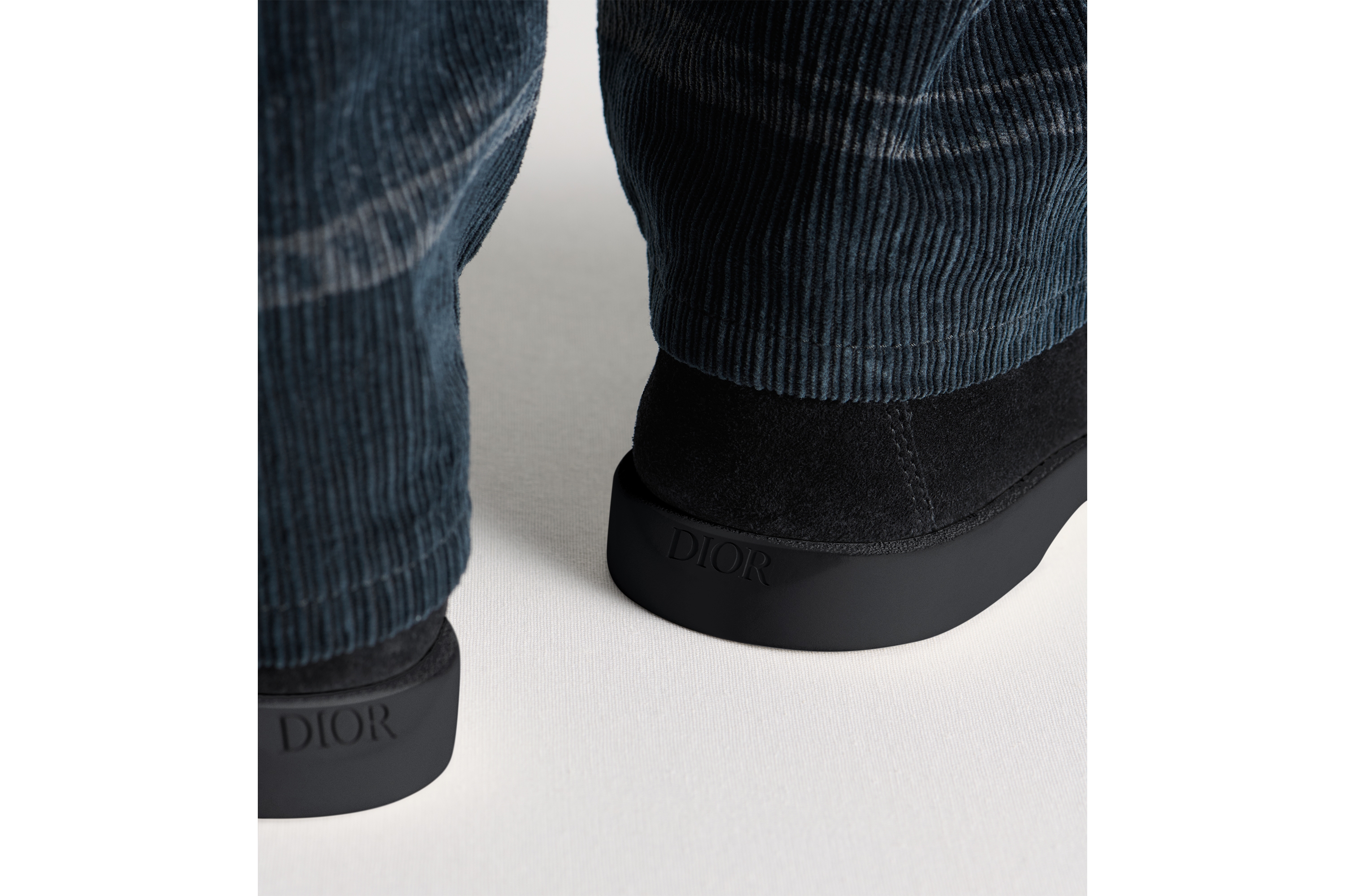 look_image_alt_prefix Dior Granville 高帮马球靴 黑色绒面革、黑色 Oblique 印花面料和黑色羊毛皮 E24