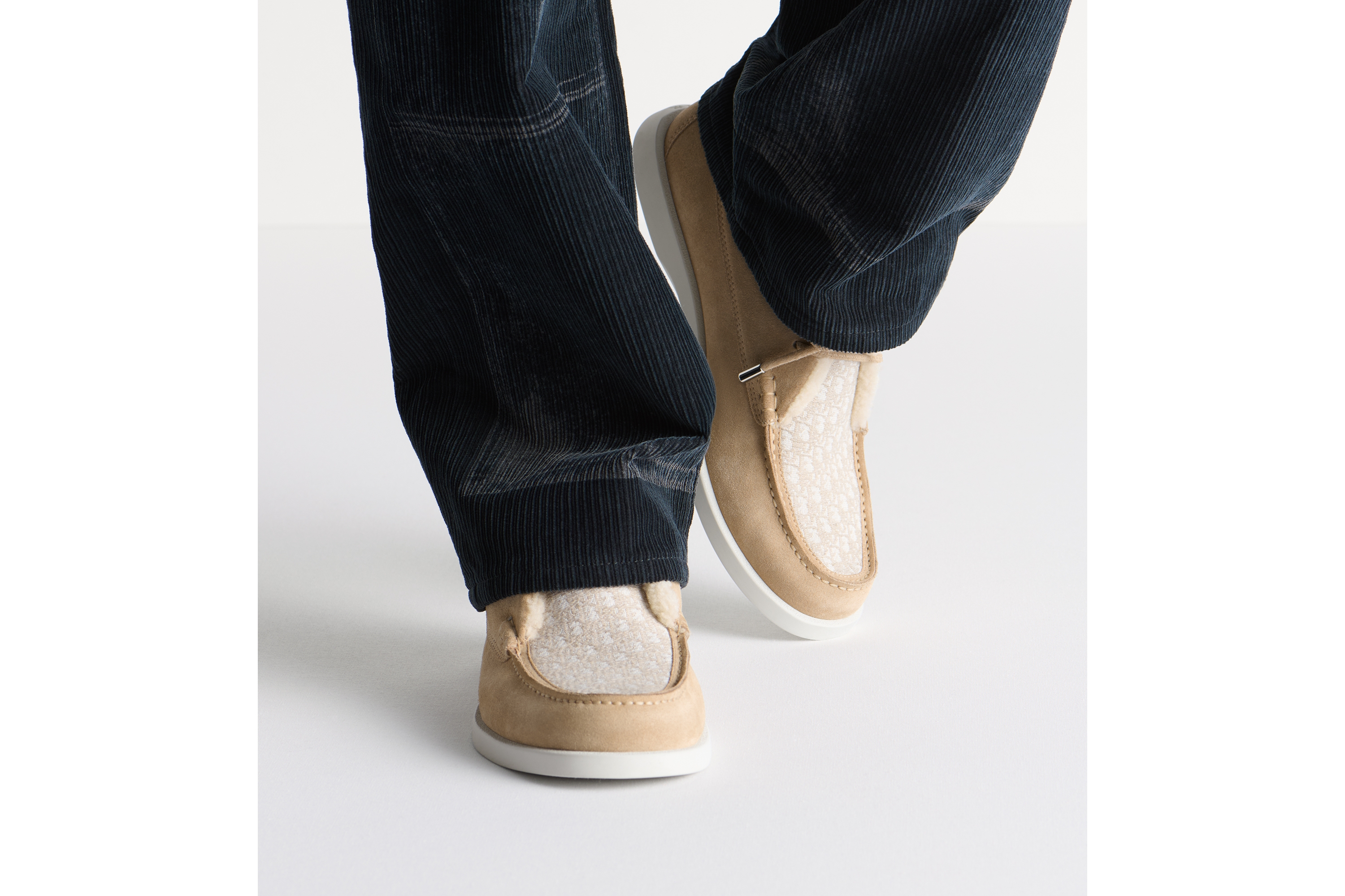 Dior Granville 高帮马球靴 米色绒面革、米色 Oblique 印花面料和奶油白色羊毛皮 E23