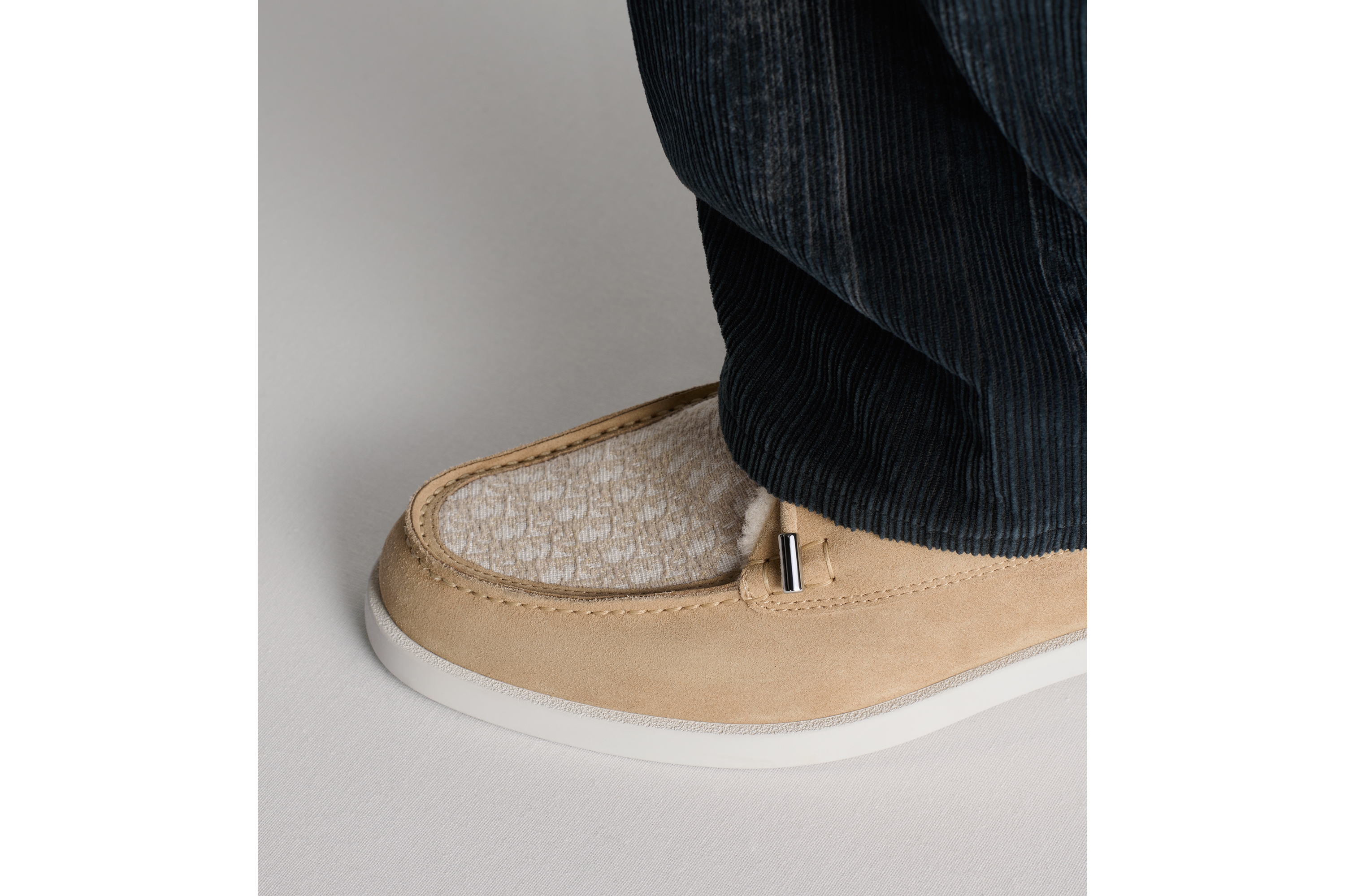 look_image_alt_prefix Dior Granville 高帮马球靴 米色绒面革、米色 Oblique 印花面料和奶油白色羊毛皮 E24